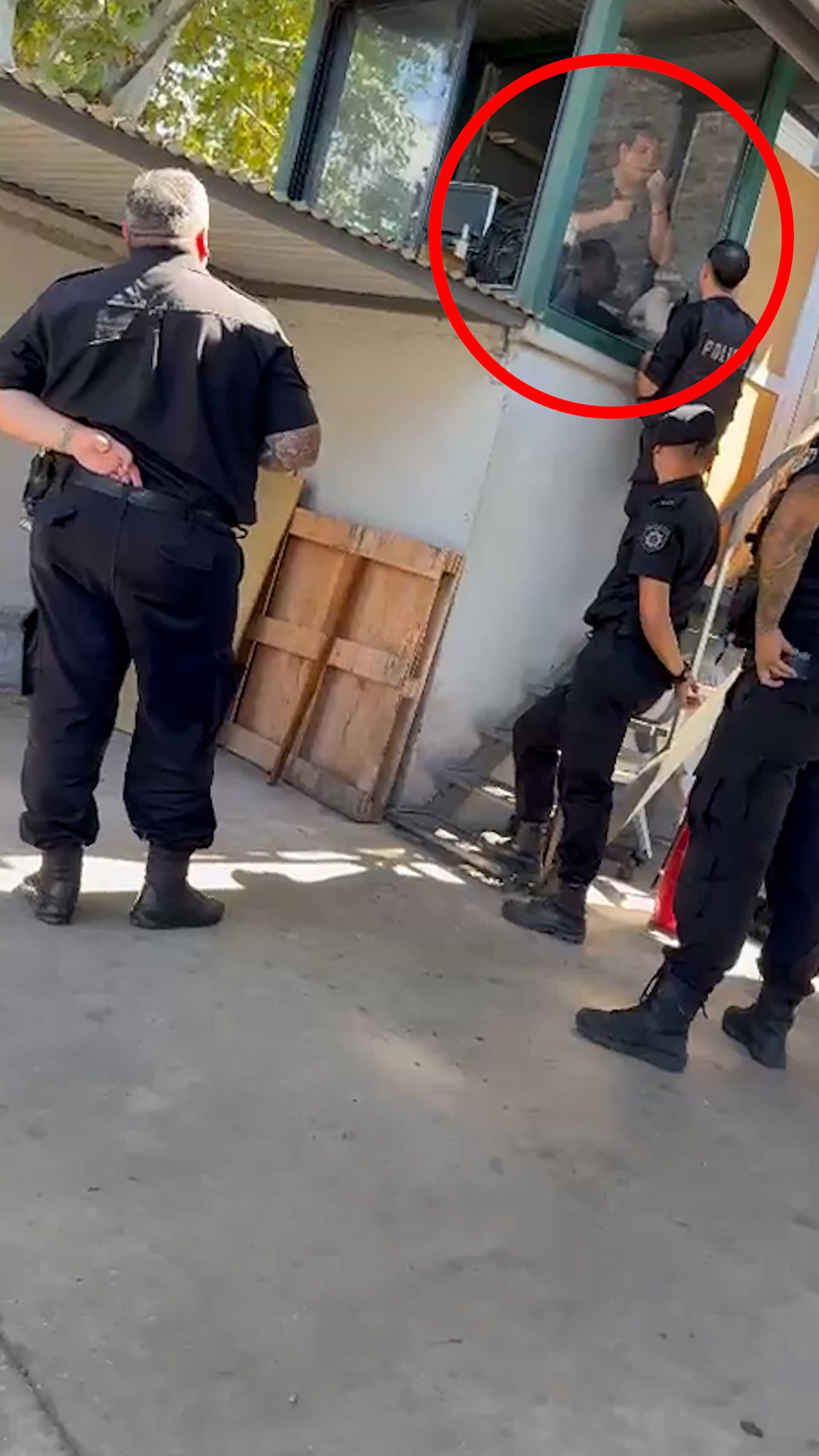 El hombre, identificado como O.P.M., se atrincheró en la cabina de seguridad de la empresa.