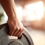 Los 9 ejercicios recomendados para fortalecer el agarre y prevenir lesiones en adultos mayores