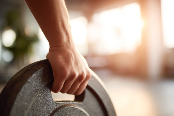 Los 9 ejercicios recomendados para fortalecer el agarre y prevenir lesiones en adultos mayores