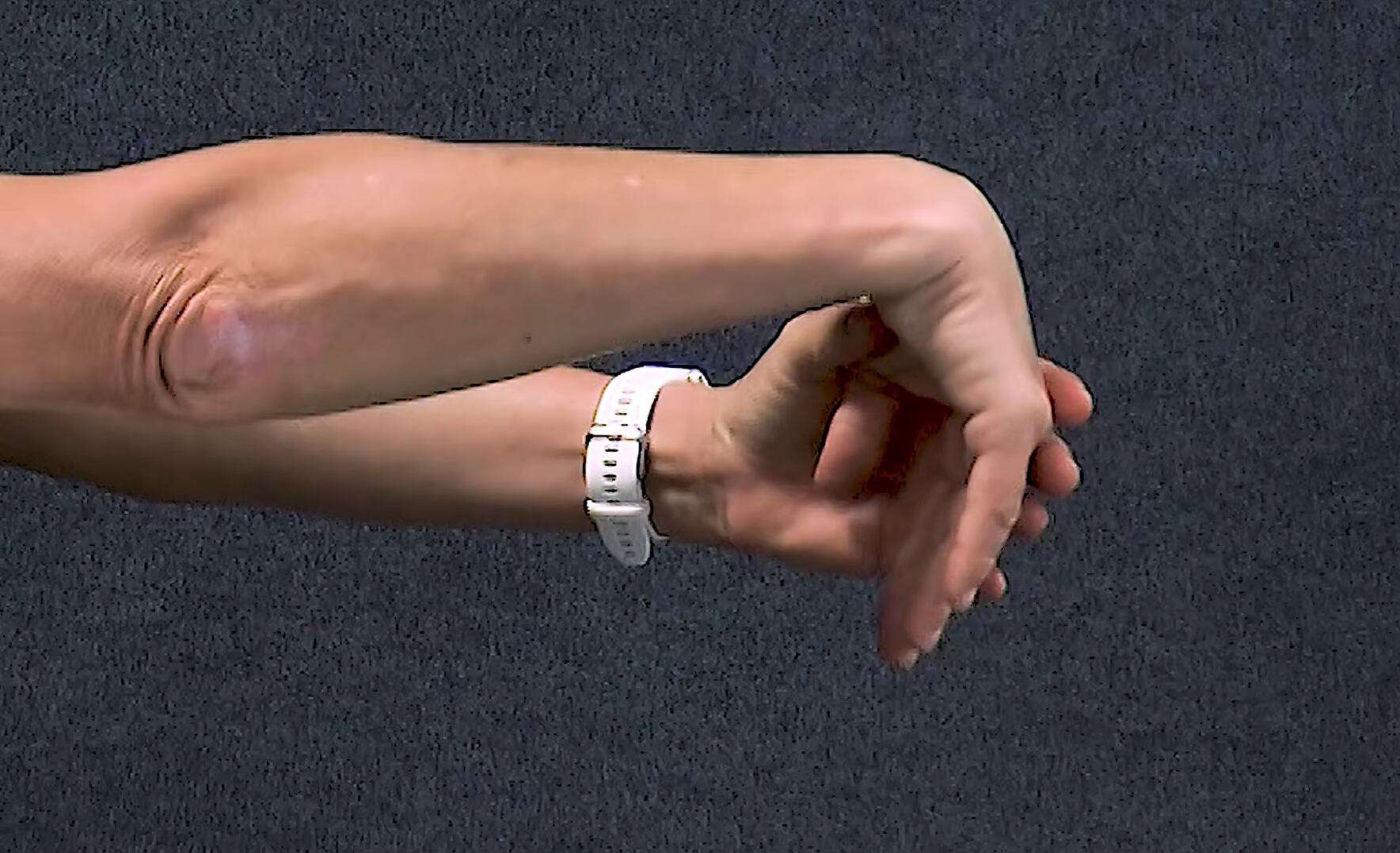 El agarre de la mano depende de una cadena muscular que conecta los dedos, el antebrazo y los hombros, revelan fisioterapeutas (Captura de video: YouTube)