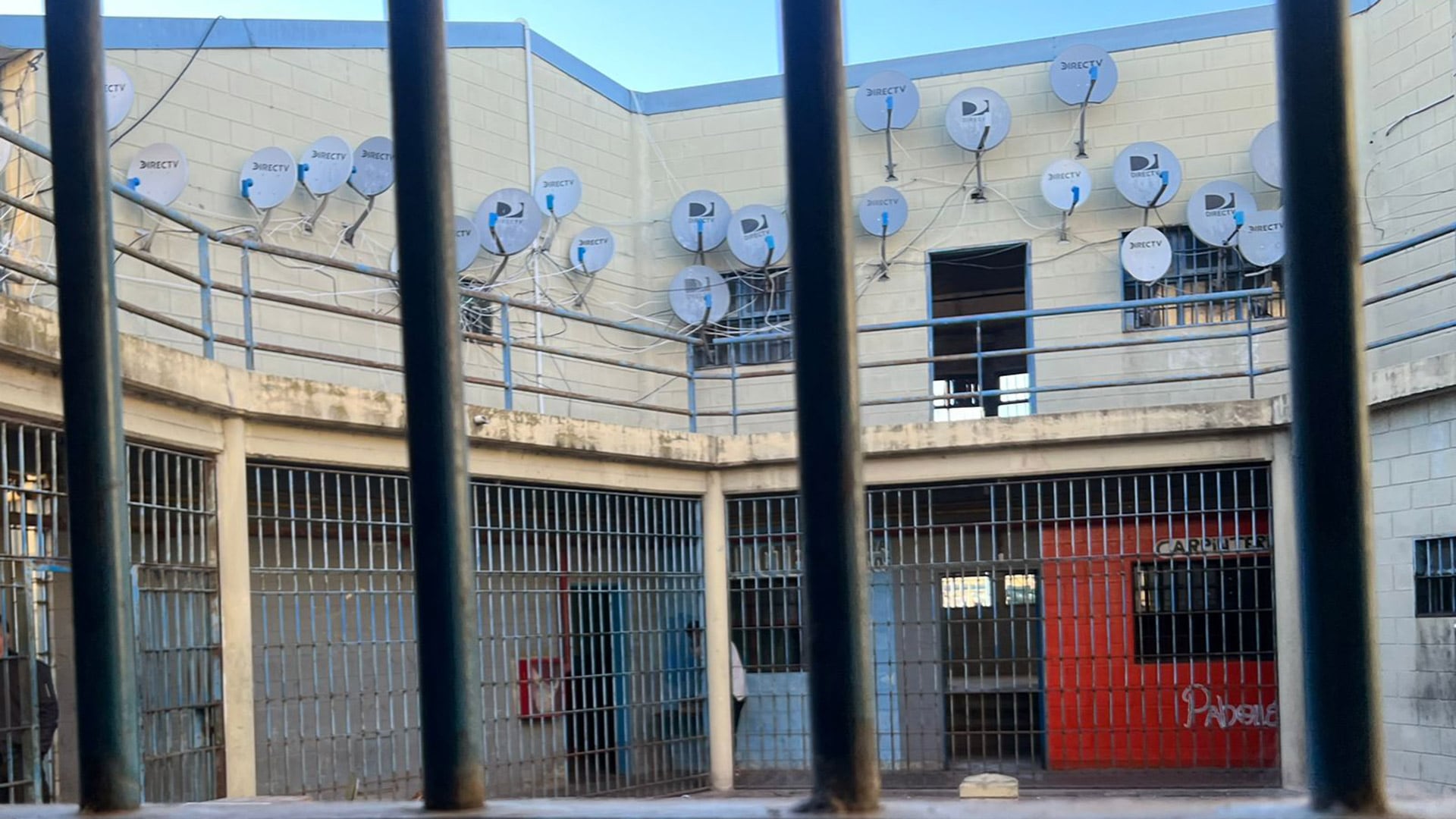 Las antenas satelitales instaladas en el penal