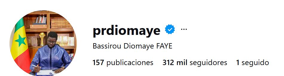 El mandatario colocó el trofeo de la Copa Africana de Naciones a sus espaldas (Captura de pantalla)