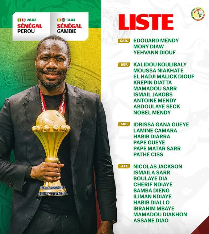 La imagen sorprendió porque el entrenador Pape Thiaw lució la Copa Africana de Naciones (Crédito: @fsfofficielle/Instagram)