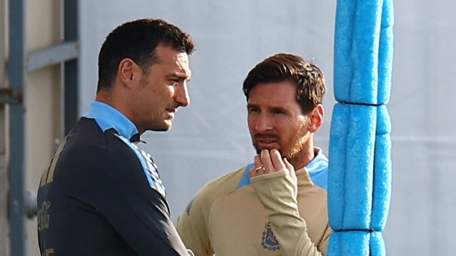 Conversación entre Scaloni y Messi en el complejo de la Selección en Ezeiza (REUTERS/Agustin Marcarian)