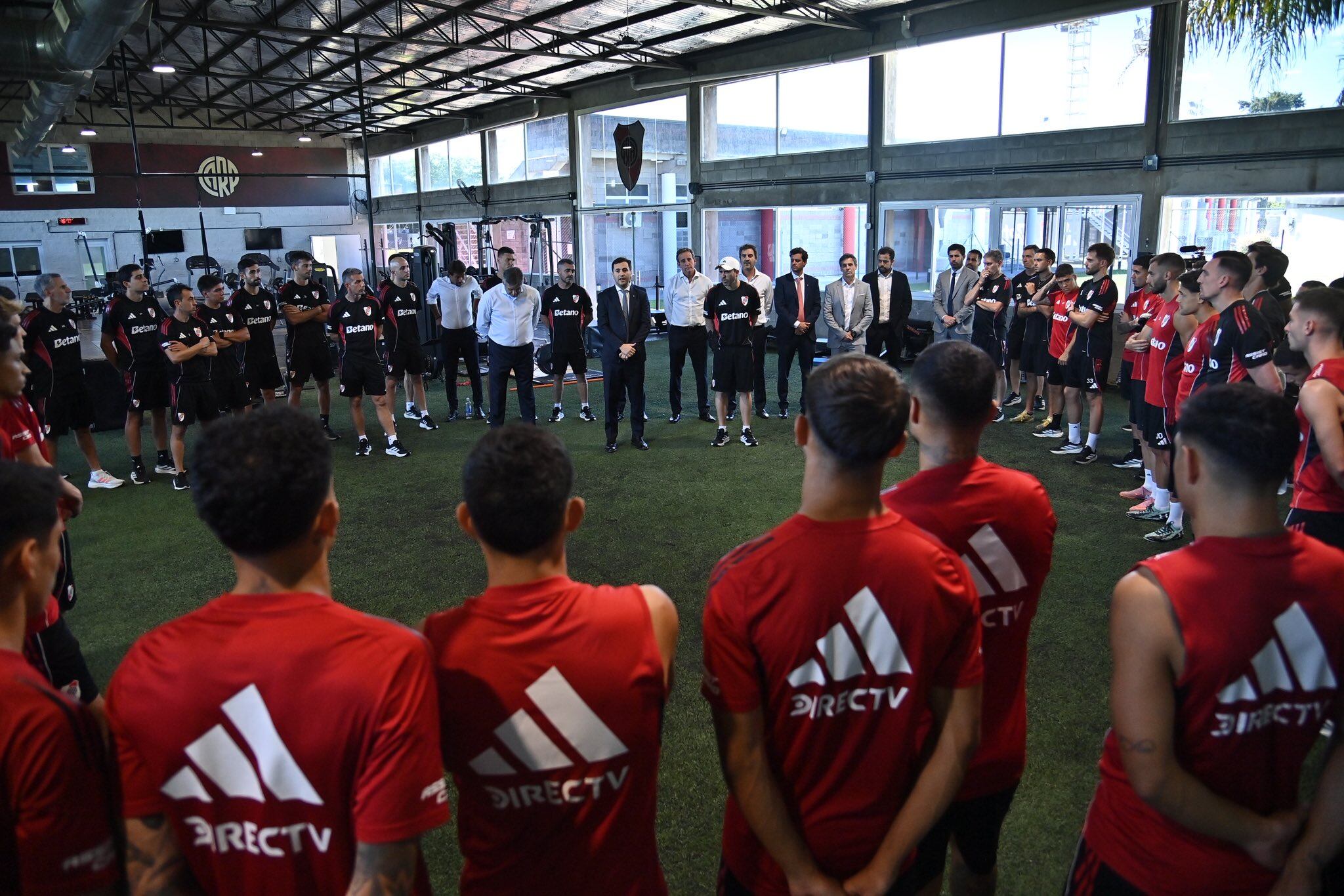 Lo primero que hizo el DT fue intentar levantar el ánimo de los futbolistas