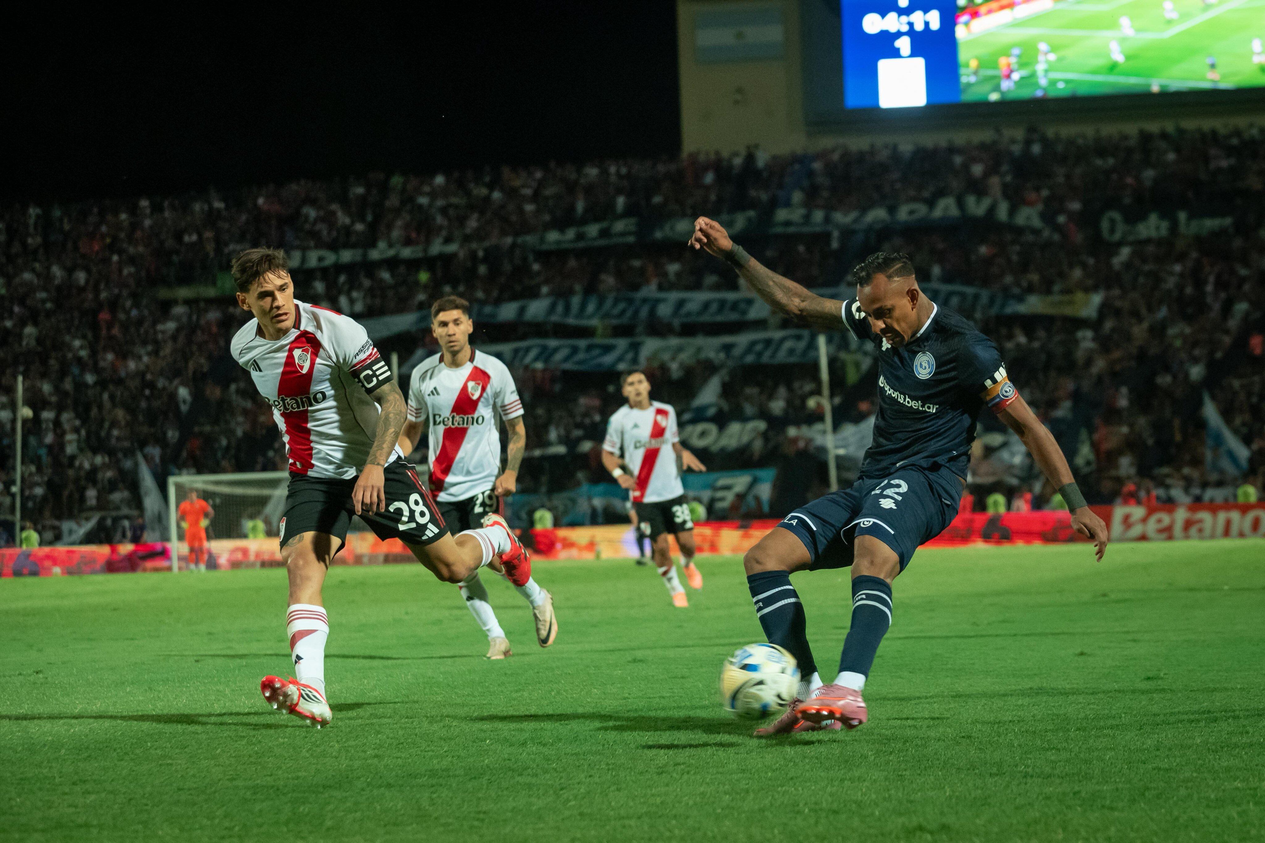 Villa fue titular y capitán de Independiente Rivadavia ante River (@CSIRoficial)