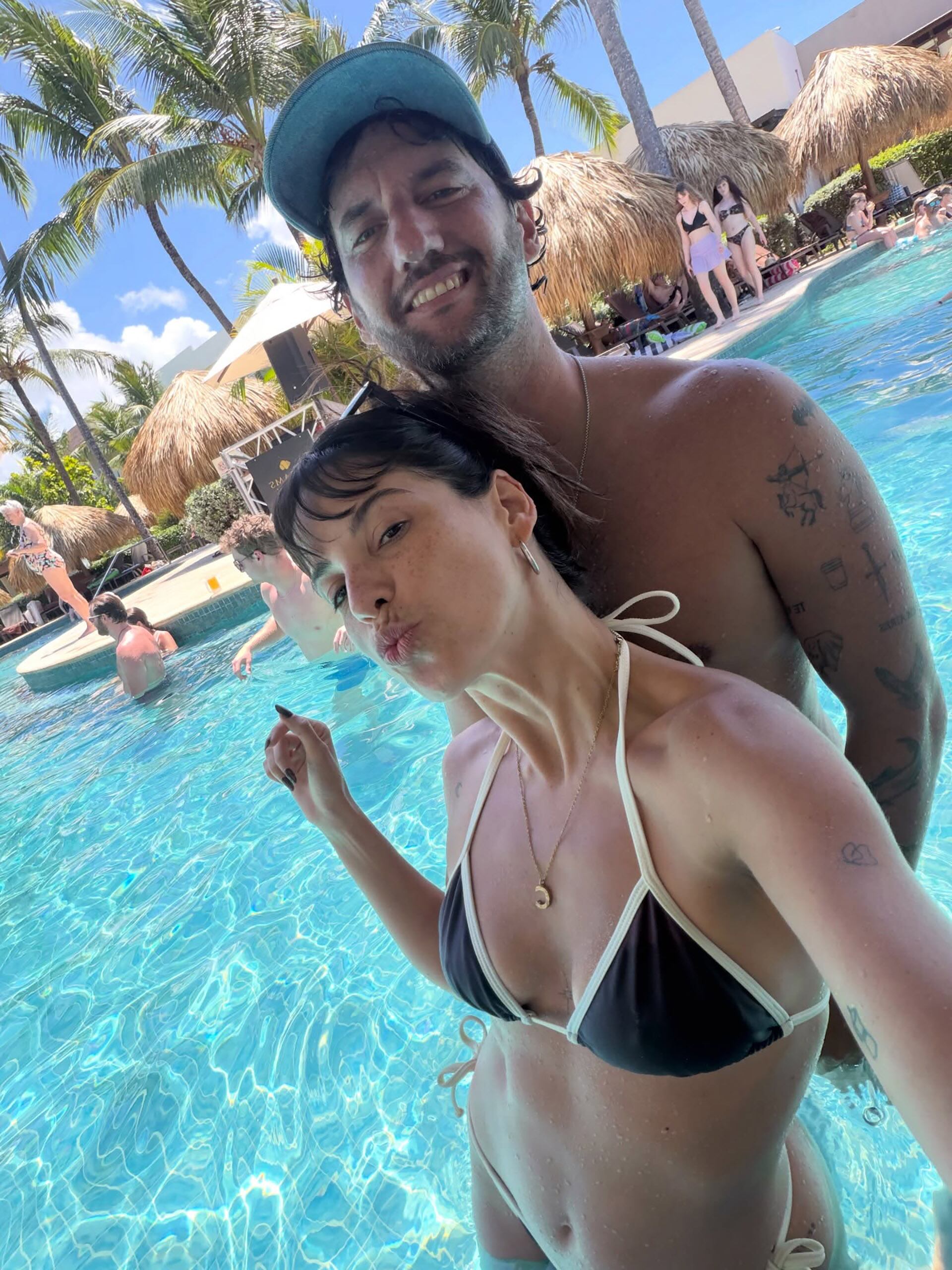 La actriz y Joaquín disfrutaron de un día de pileta a puro relax y diversión en pareja