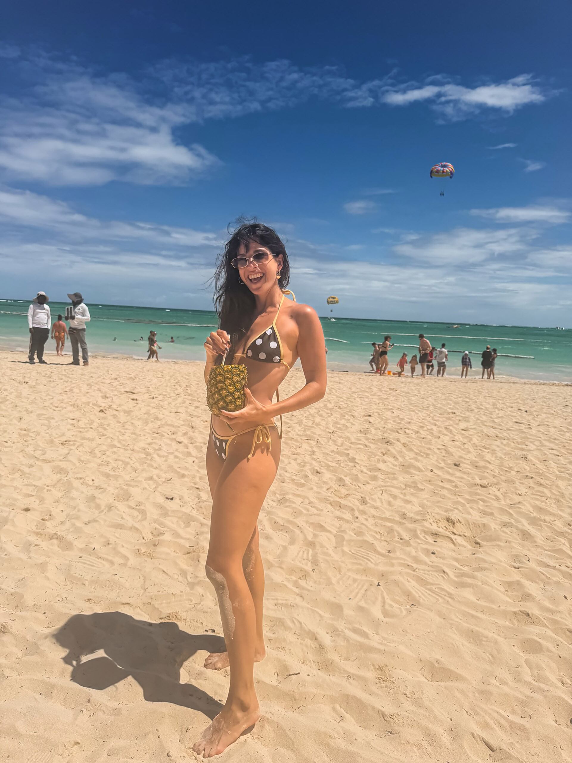  Molfese se lució en la playa dominicana con bikini y bebida tropical