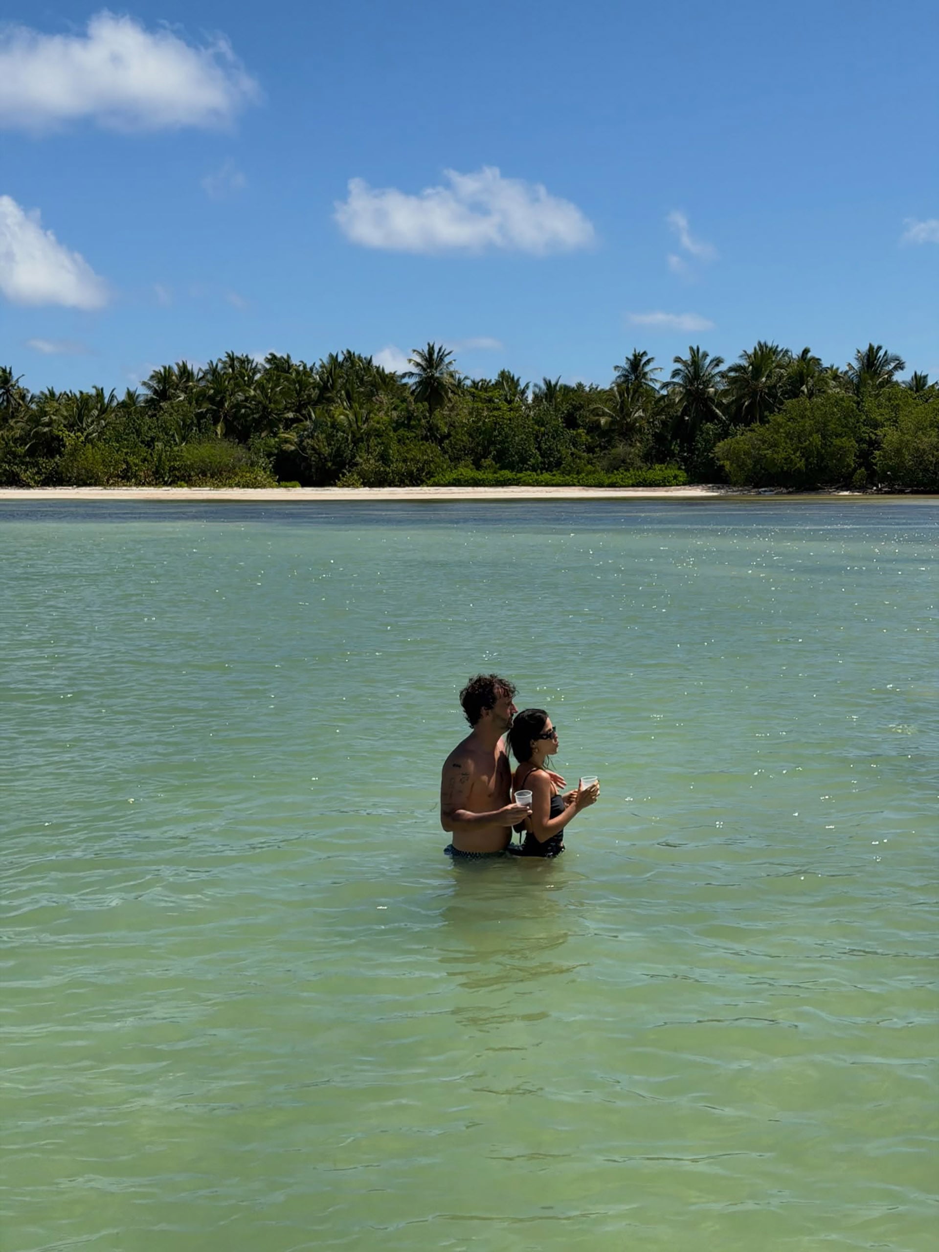 La pareja brindó entre aguas cristalinas y vegetación paradisíaca