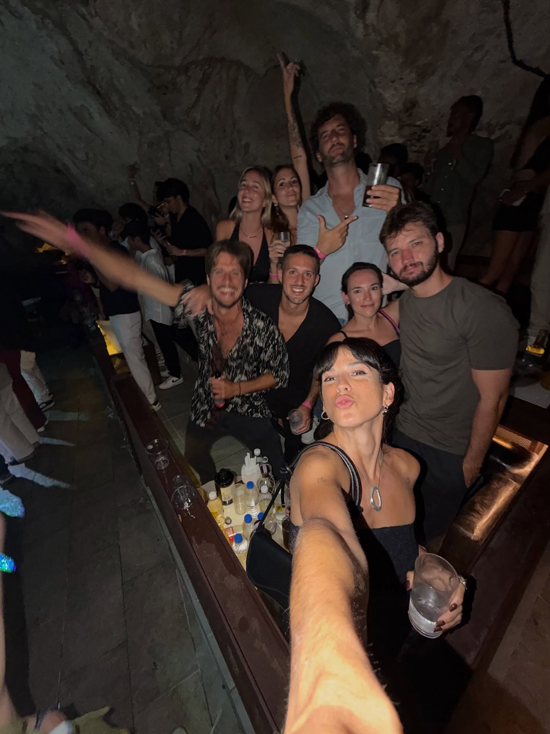 Cande y un grupo de amigos celebraron bailando en una cueva convertida en boliche