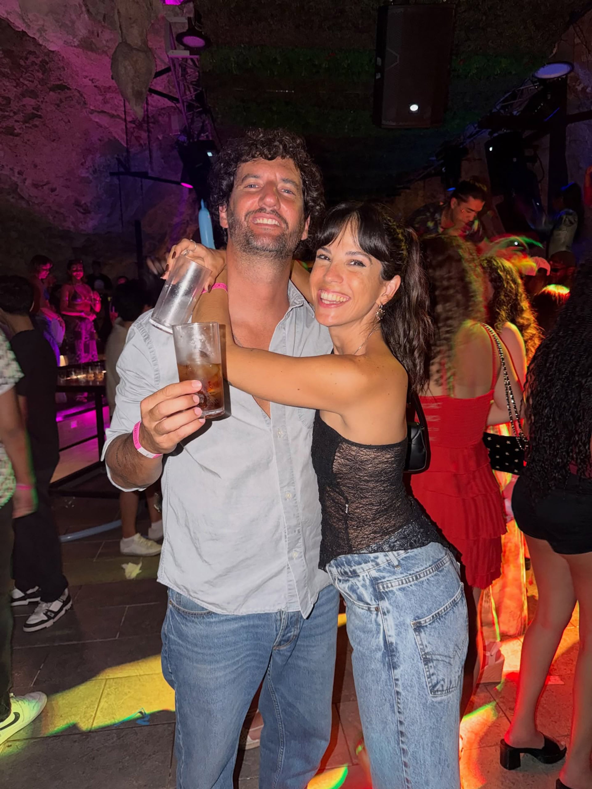  Cande y Joaquín disfrutaron de la noche caribeña rodeados de música y amigos