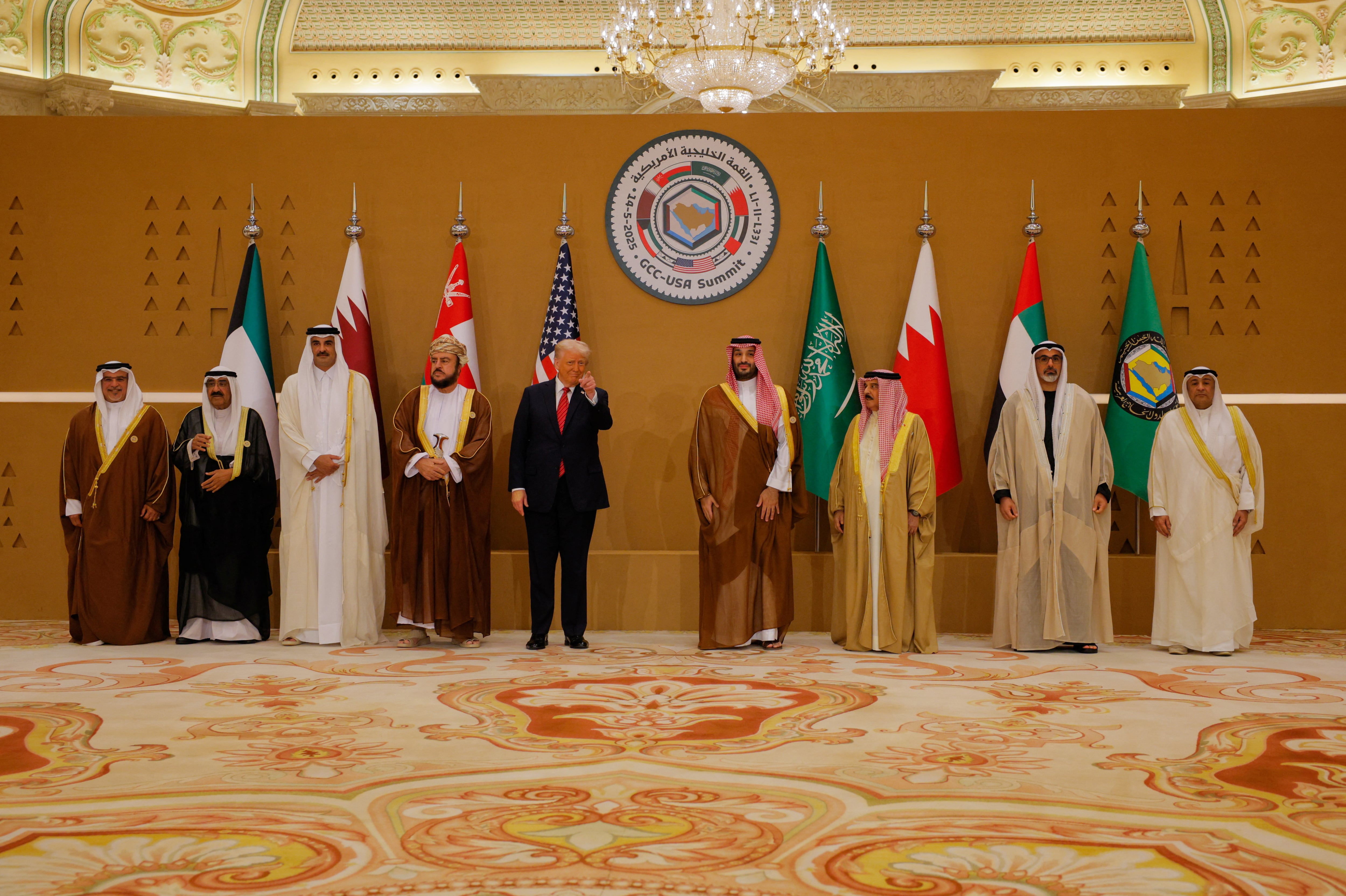 El emir de Catar, el jeque Tamim bin Hamad Al Thani; el presidente de Estados Unidos, Donald Trump; el príncipe heredero de Arabia Saudí, Mohammed bin Salman, y el rey de Baréin, Hamad bin Isa Al Khalifa, posan para una foto de grupo con los líderes del Consejo de Cooperación del Golfo (CCG) en Riad, Arabia Saudí, el 14 de mayo de 2025 (REUTERS/Brian Snyder)