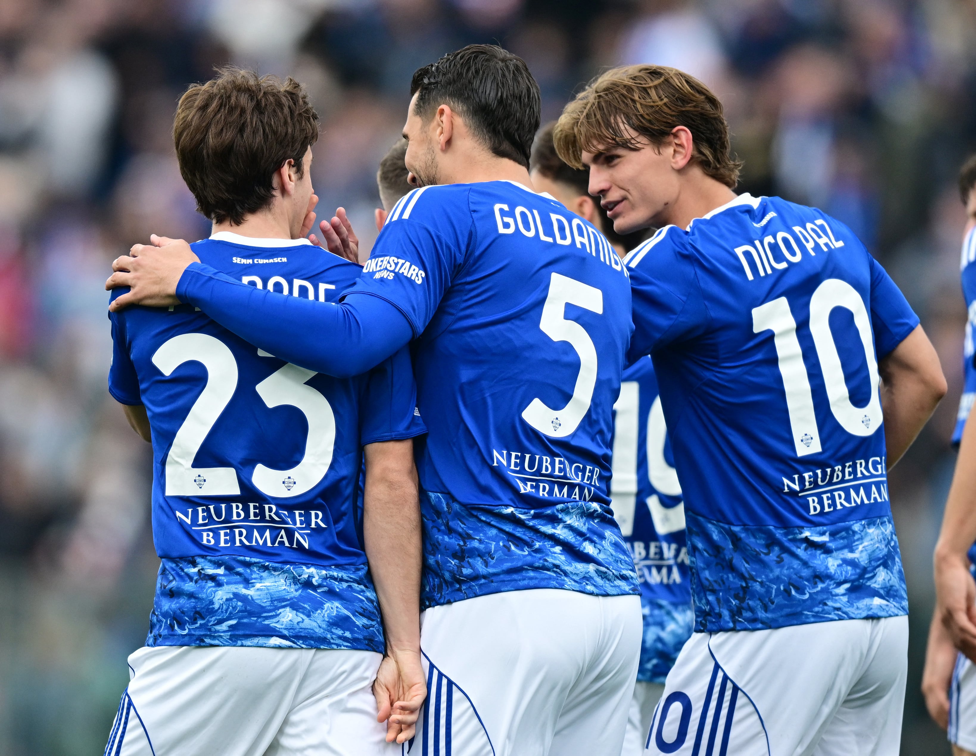 La celebración del gol de Máximo Perrone con Edoardo Goldaniga y el otro argentino, Nico Paz (REUTERS/Daniele Mascolo)