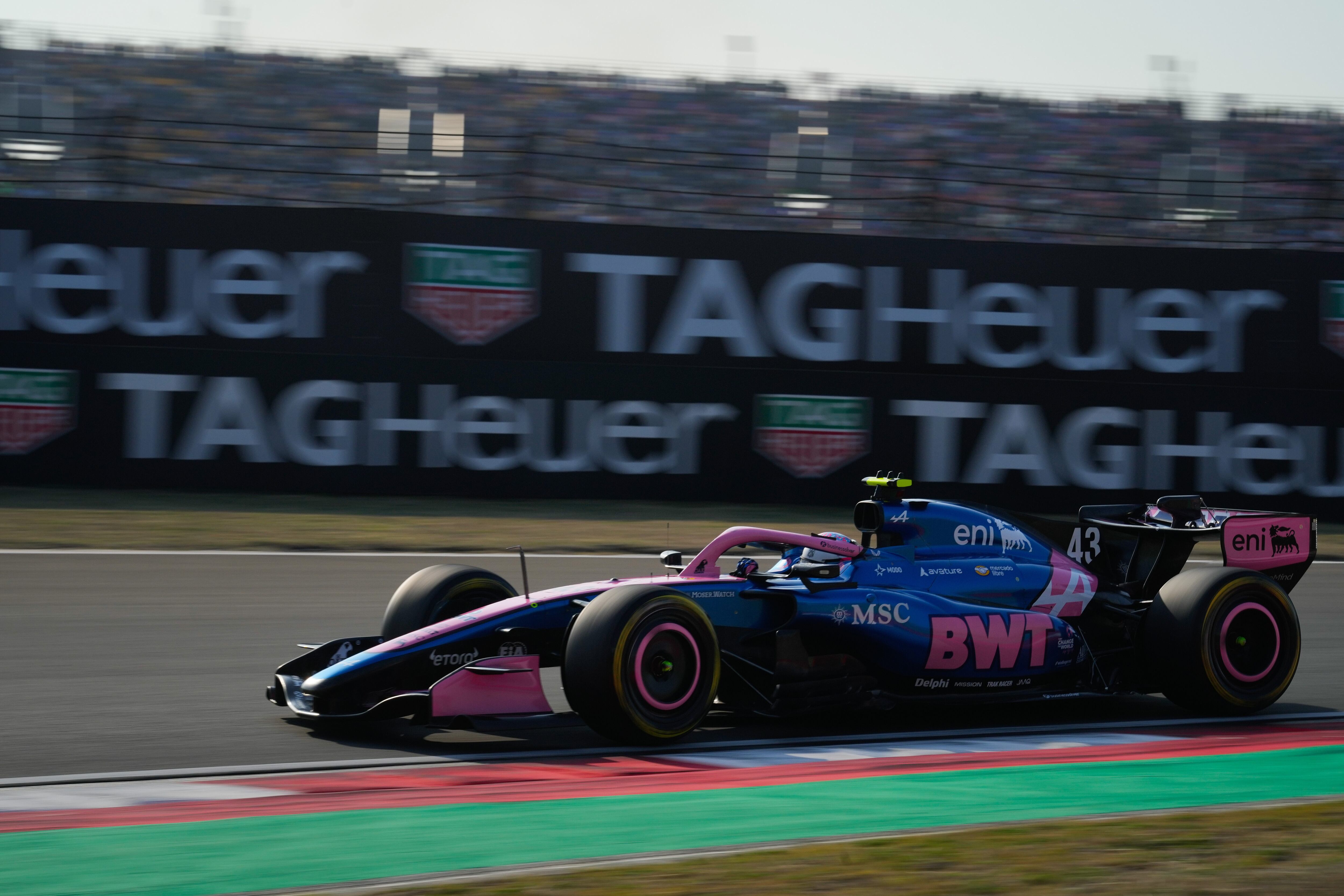 Franco Colapinto está participando por primera vez del GP de China y aspira a sumar sus primeros puntos con Alpine en la carrera del domingo (AP Foto/Vincent Thian)