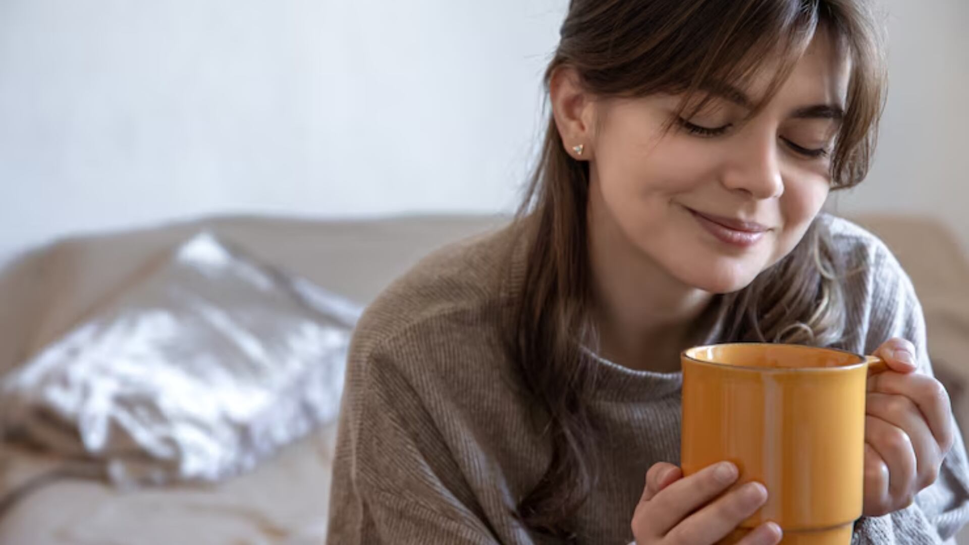 El consumo moderado de café y la exposición a la luz natural potencian la dopamina, la serotonina y la vitamina D, claves para un buen estado de ánimo matutino (Unsplash)