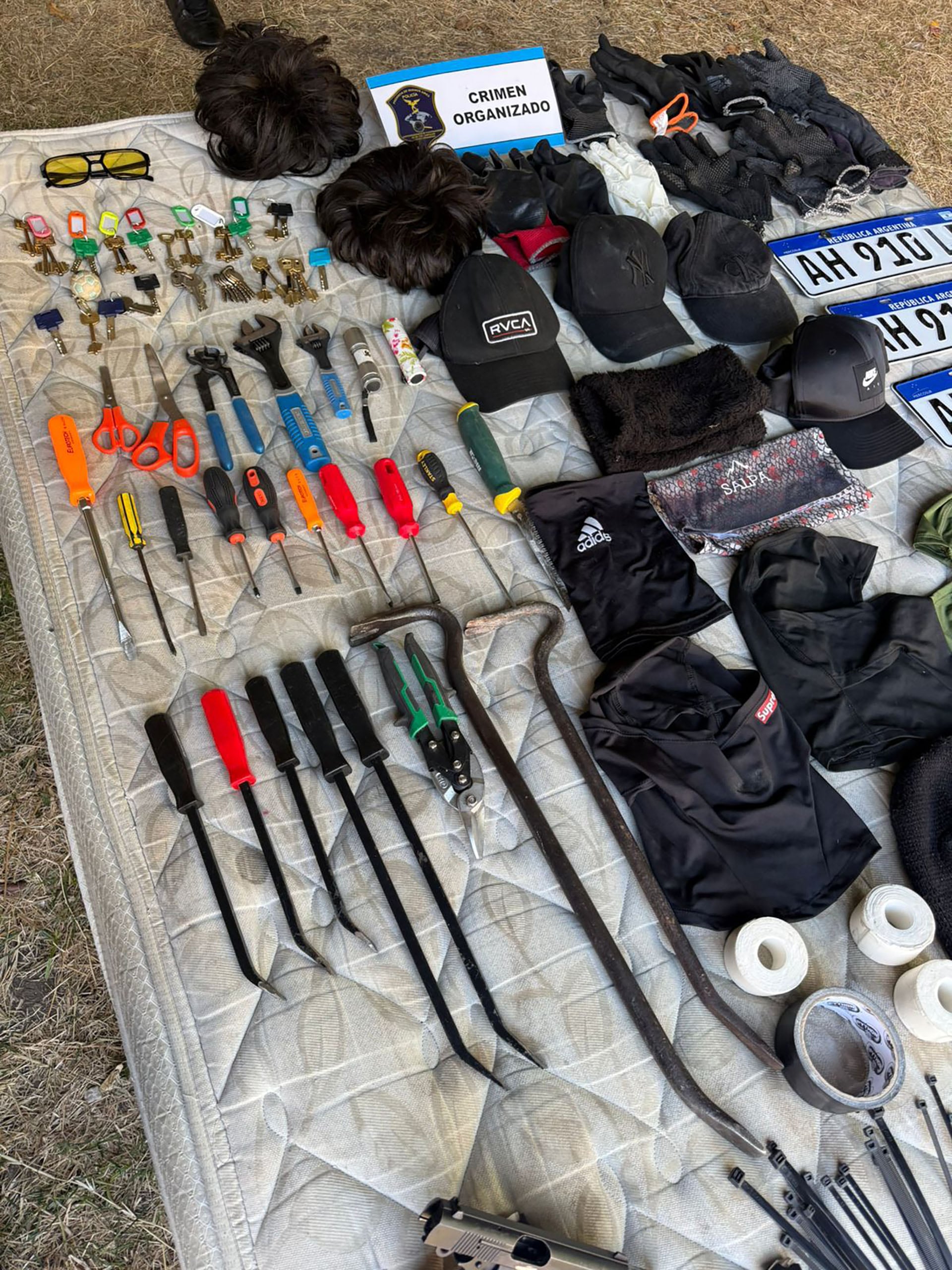 Las herramientas y las pelucas de los hermanos Caamaño