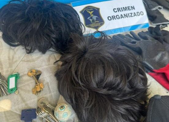 Los lujos y las bizarras pelucas de los hermanos Caamaño, expertos en robos comando de la zona sur del conurbano