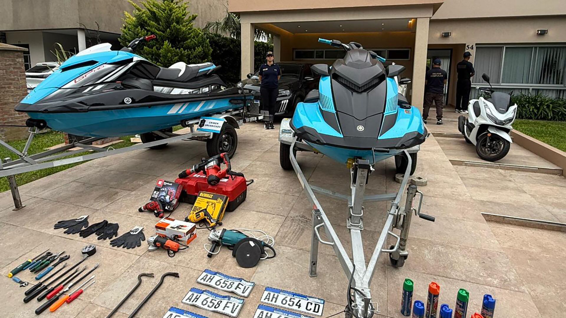 Dos motos de agua valuadas en casi 30 mil dólares cada una, las herramientas del grupo y la espuma de carnaval para bloquear cámaras