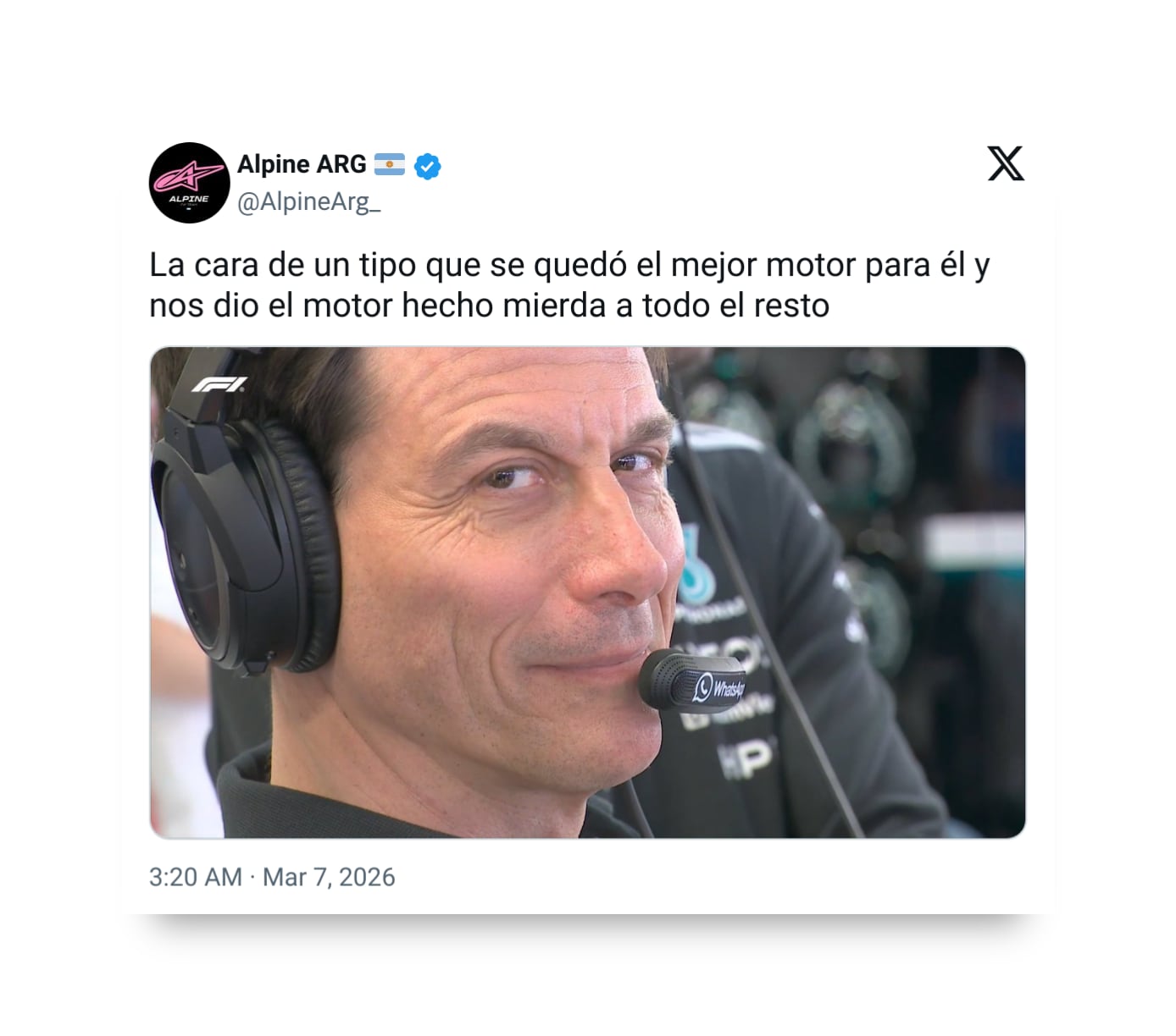 Toto Wolff, director de Mercedes F1, aparece en un popular meme con auriculares y micrófono, viralizado en redes sociales en el contexto de la carrera de Colapinto en Australia.