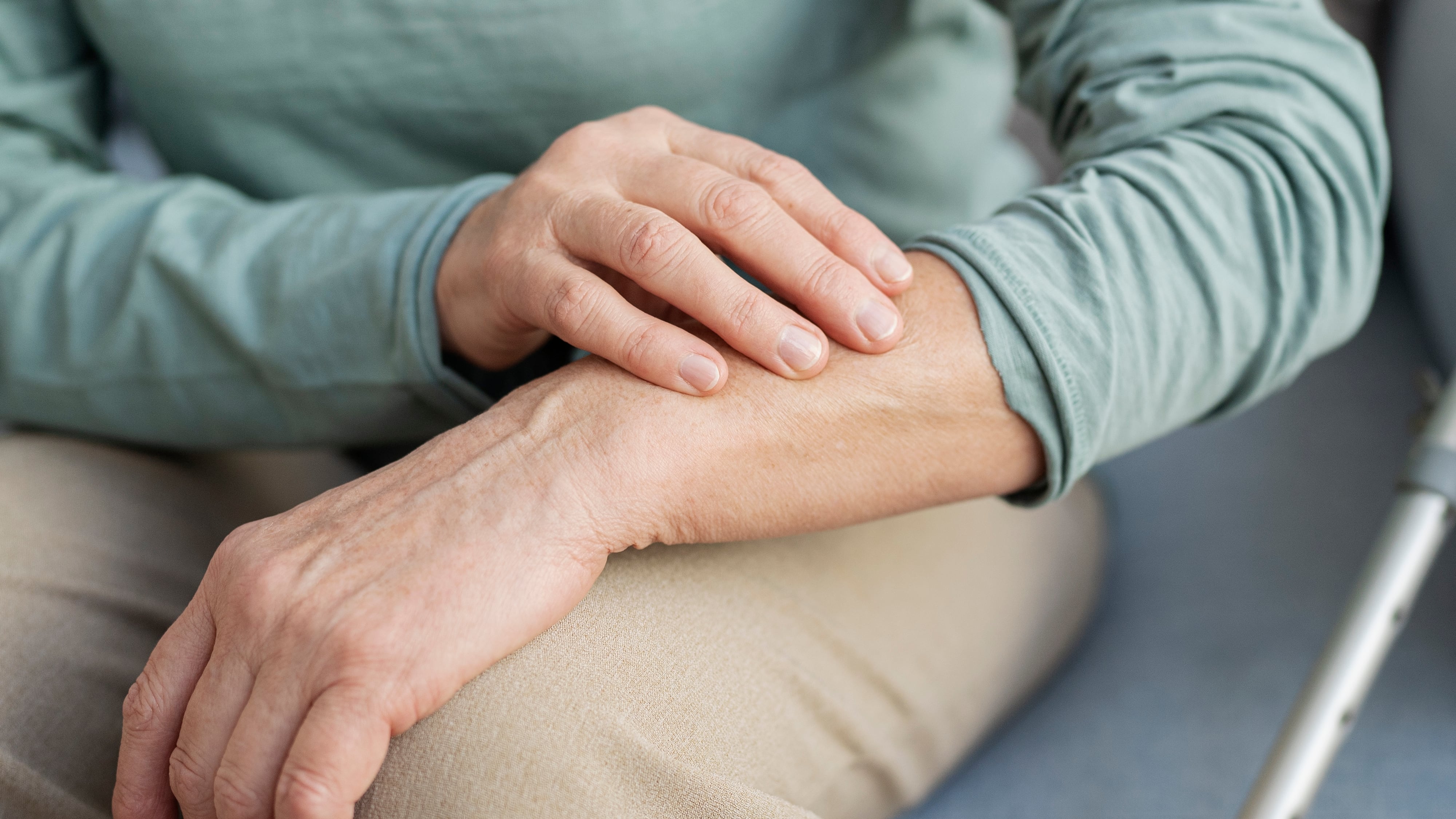 El abordaje multidisciplinario es clave: neurólogos, fisioterapeutas y terapeutas ocupacionales colaboran en el manejo integral del paciente (Freepik)