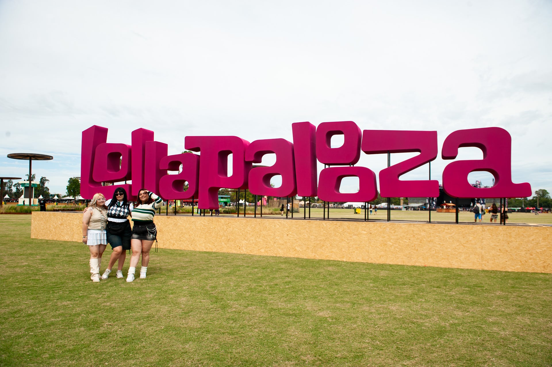 La típica foto en el cartel, la muestra de que ya estamos viviendo Lollapalooza Argentina 2026 (Jaime Olivos)