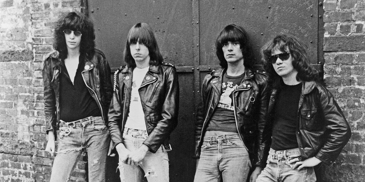 u postura frontal y las declaraciones incendiarias contra el sonido de moda ayudaron a forjar la identidad del grupo y a sentar las bases de la contracultura urbana neoyorquina
(Wikipedia)