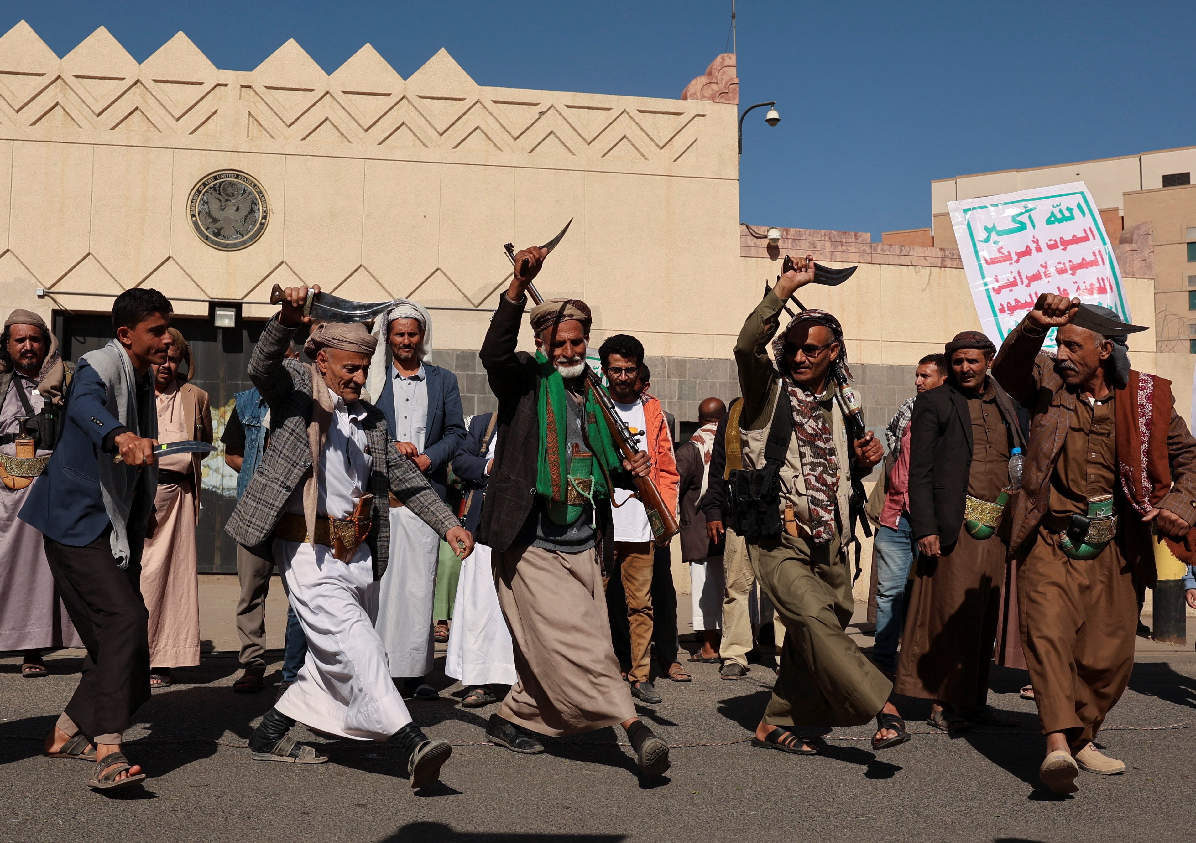 Partidarios del movimiento hutí asisten a una protesta frente a la embajada estadounidense en Yemen (REUTERS/Khaled Abdullah)