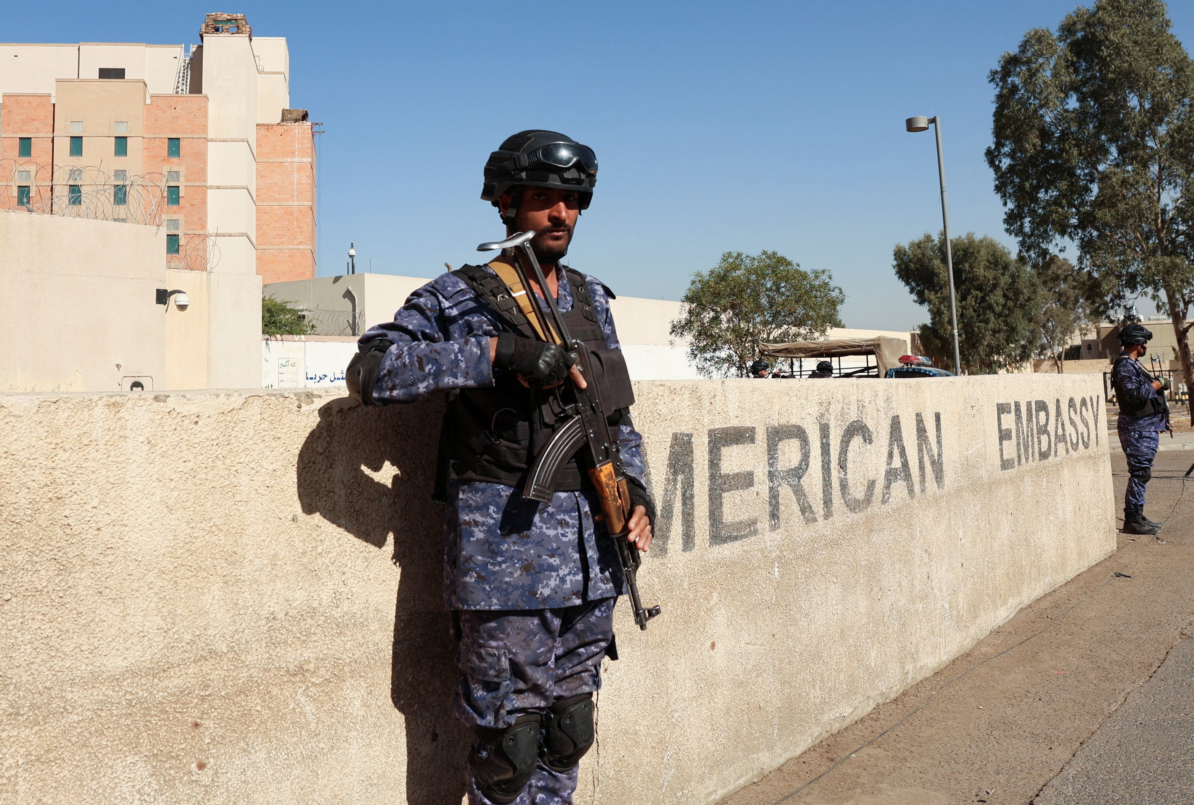 Un combatiente hutí custodia la embajada de Estados Unidos en Saná durante una manifestación por el décimo aniversario de su cierre (REUTERS/Khaled Abdullah)