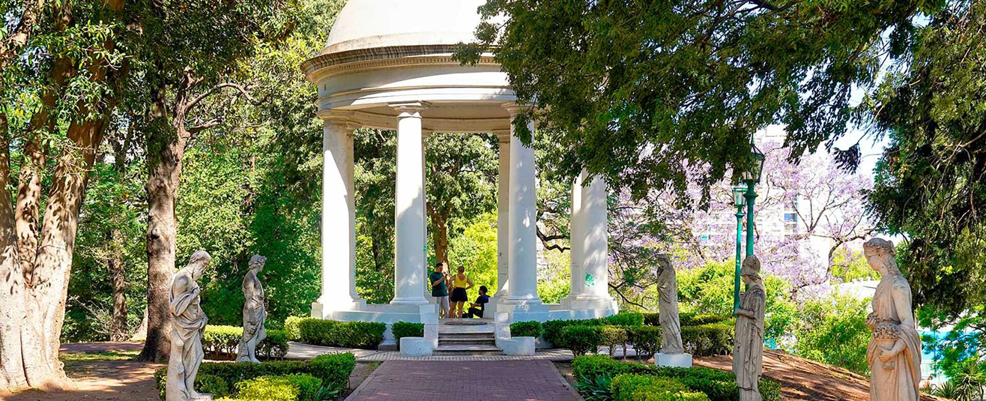 El célebre paisajista francés Carlos Thays pensó en miradores y terrazas para aprovechar la elevación del parque. (turismo.buenosaires.gob.ar)