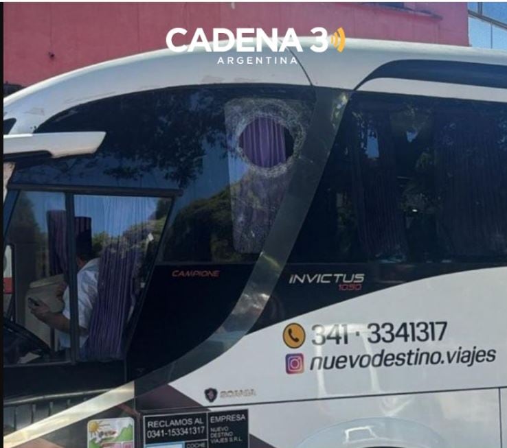 Antes del clásico, hinchas de Newell's apedrearon el micro que trasladó a los jugadores (Foto: Cadena 3)