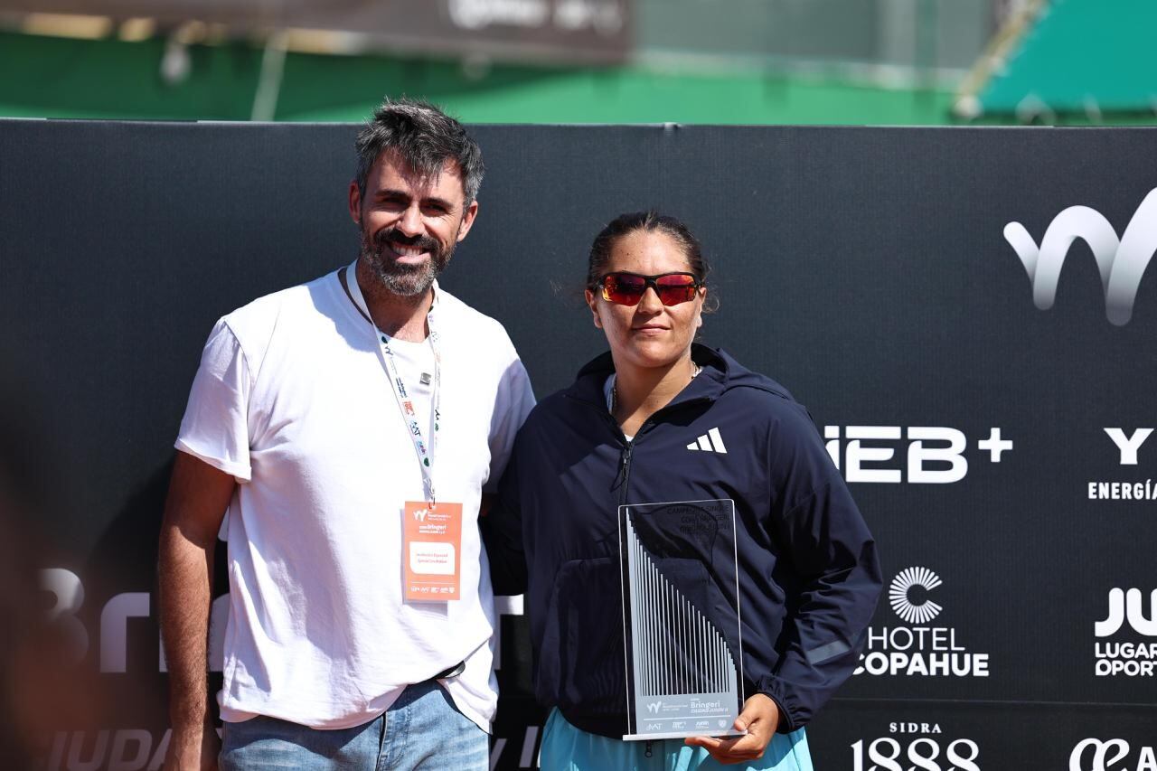 Giovannini con el trofeo del W35 de Junín (Fuente: @tomistenis)