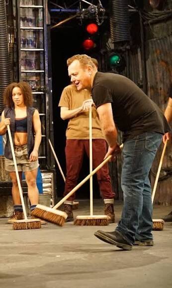 Luke Cresswel y Steve McNicholas, los creadores de STOMP. Debajo, Cresswell en pleno ensayo