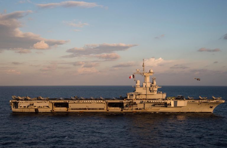 Macron exigió a Irán reabrir el estrecho de Ormuz y cesar los ataques en la región tras la muerte de un soldado francés