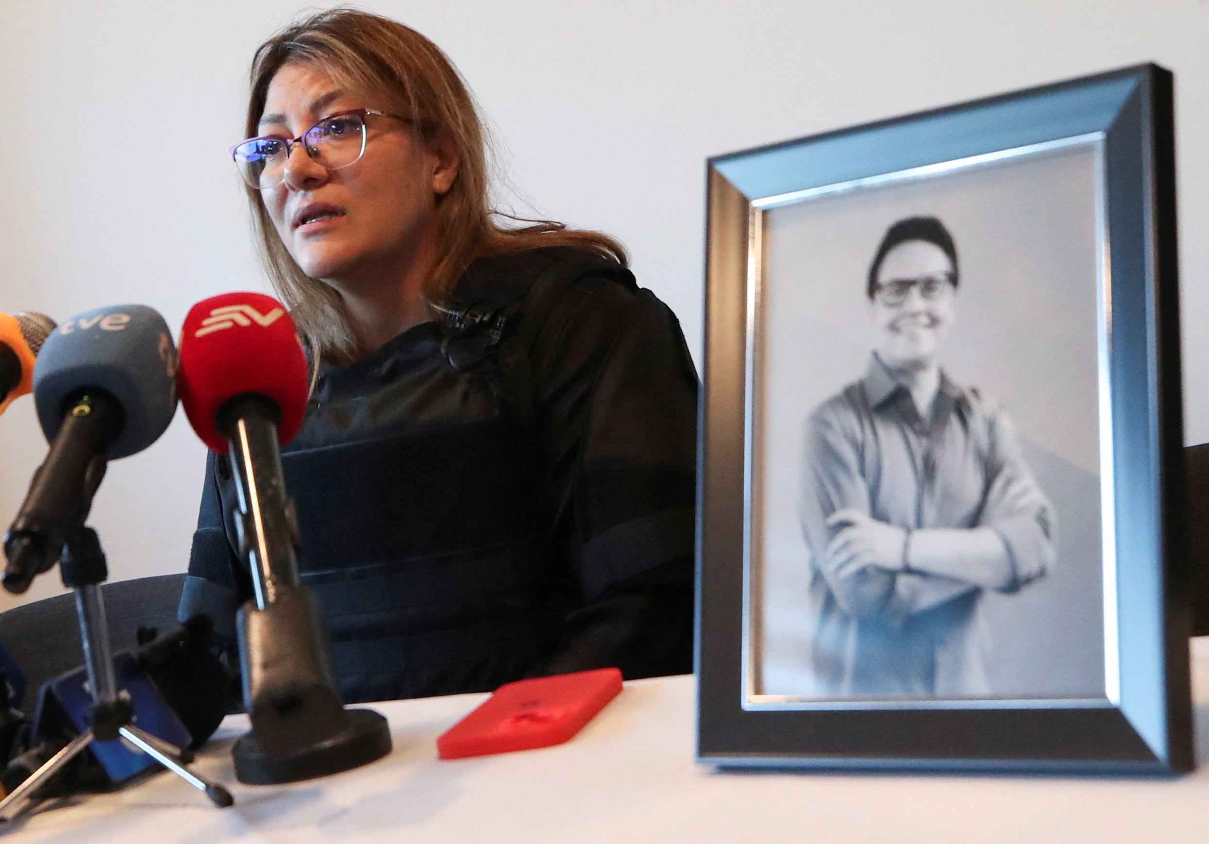 Verónica Sarauz, viuda del excandidato presidencial ecuatoriano Fernando Villavicencio, un crítico acérrimo de la corrupción y el crimen organizado, habla con los medios durante una conferencia de prensa en un hotel, luego de que Villavicencio fuera asesinado durante un acto de campaña, en Quito, Ecuador, el 12 de agosto de 2023. REUTERS/Henry Romero
