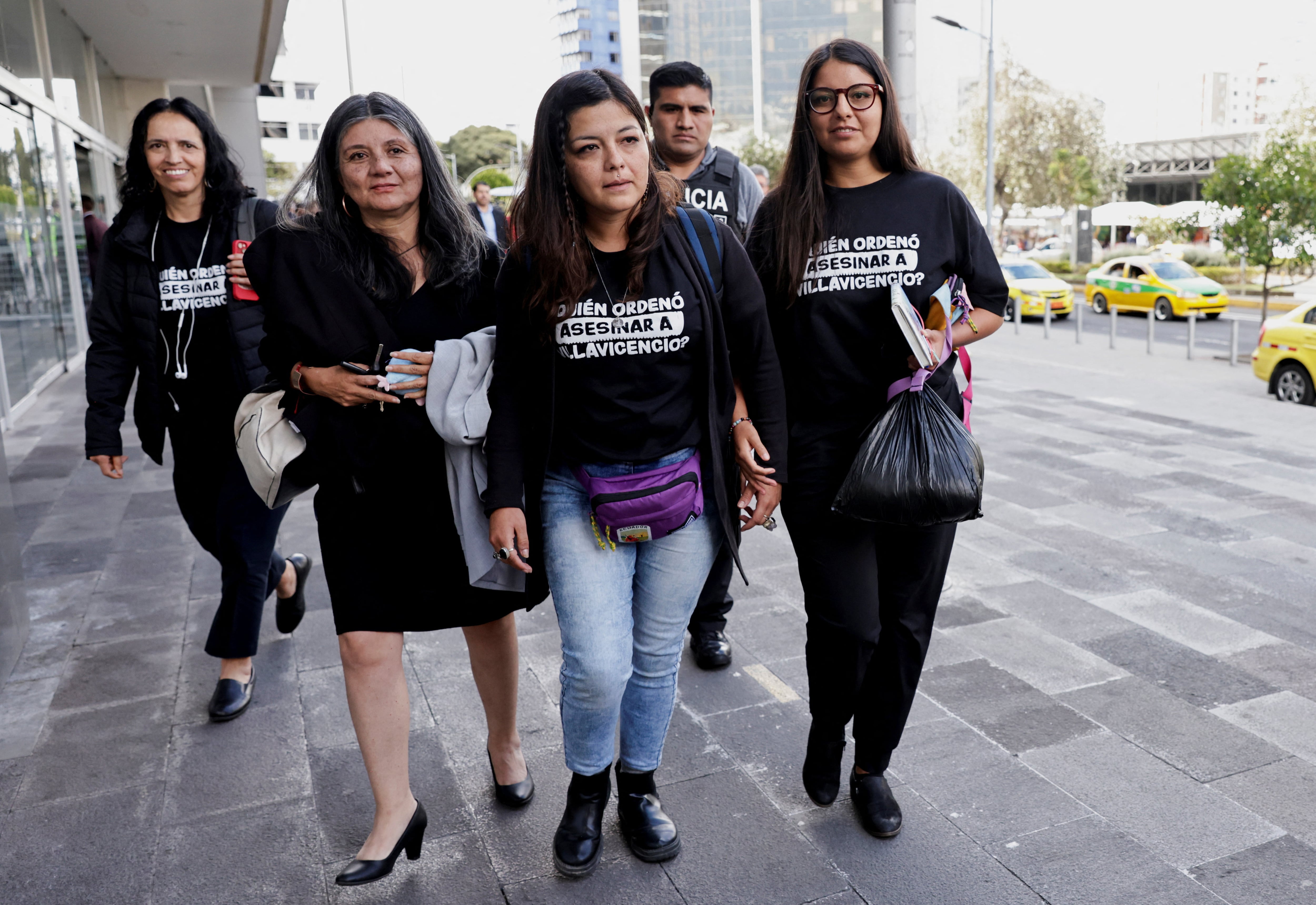 Amanda Villavicencio y Tamia Villavicencio, hijas del asesinado candidato presidencial Fernando Villavicencio, salen con familiares tras una audiencia judicial sobre el asesinato de su padre en 2023, en Quito, Ecuador, el 3 de septiembre de 2025. REUTERS/Karen Toro