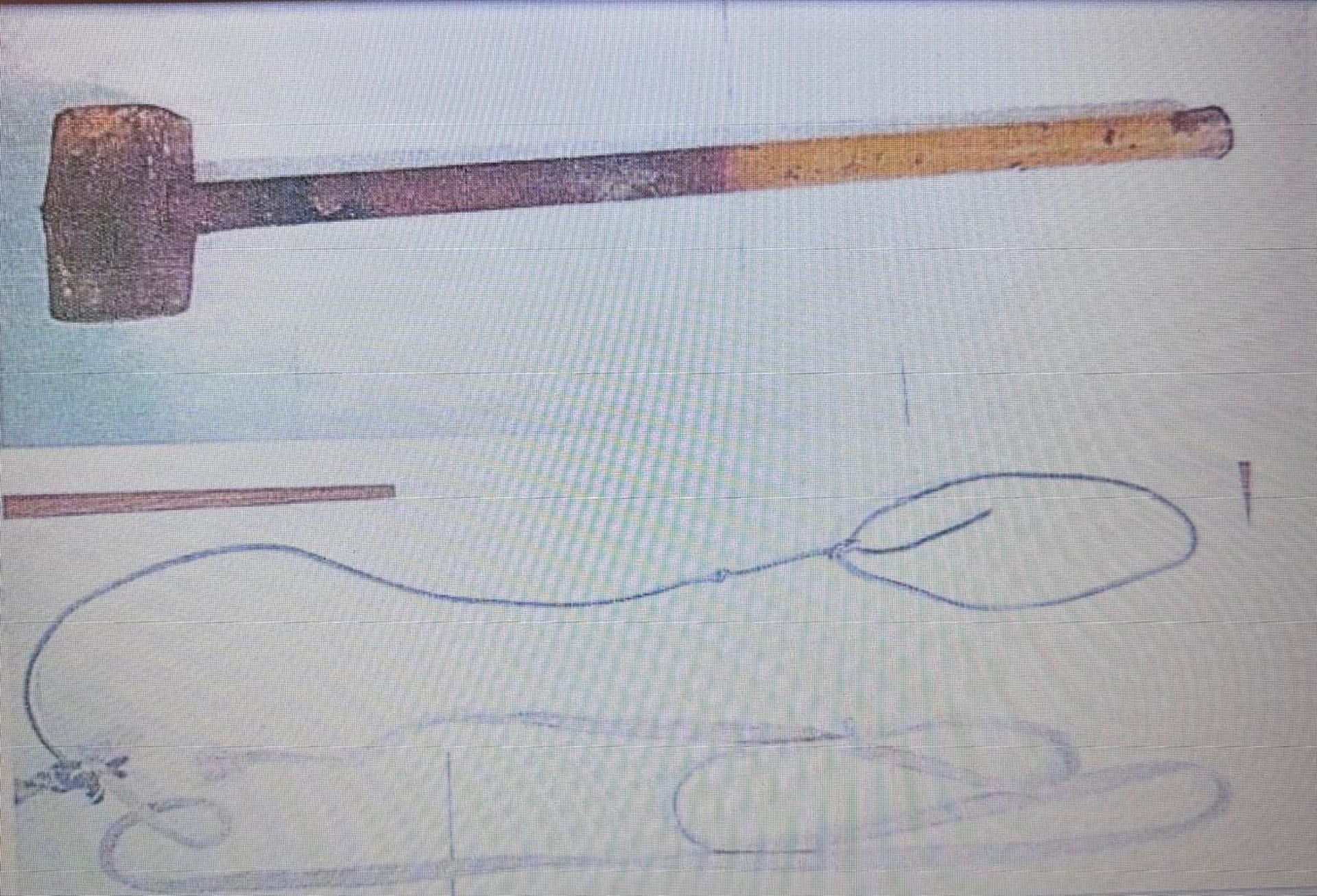 La maza y la soga con la que la madre del chico habría atacado a sus vecinas