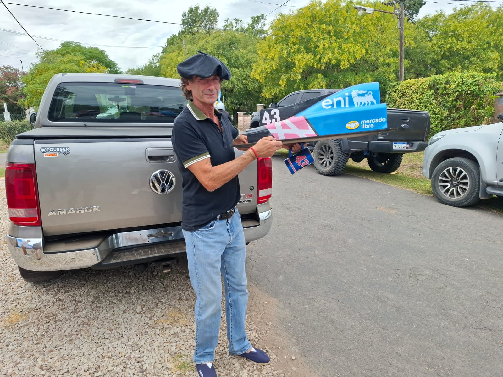 Un fanático le regaló una réplica del cubre motor del Alpine