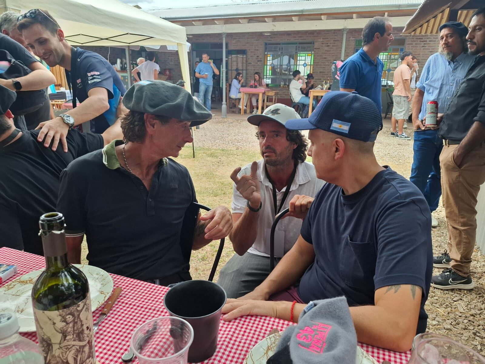 Aníbal hablando con sus amigos 