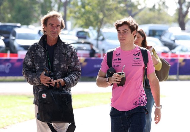 Aníbal Colapinto junto a su hijo Franco en Australia. Atrás asoma la manager del piloto, María Catarineu (REUTERS/Hollie Adams)