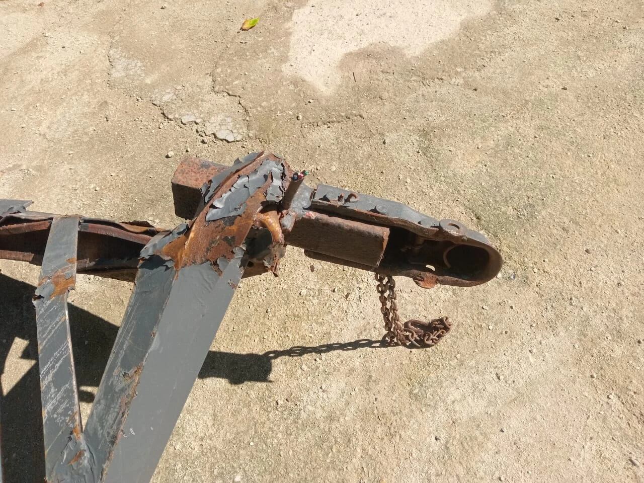 La camioneta sufrió el impacto de atrás, el tráiler terminó completamente destruido