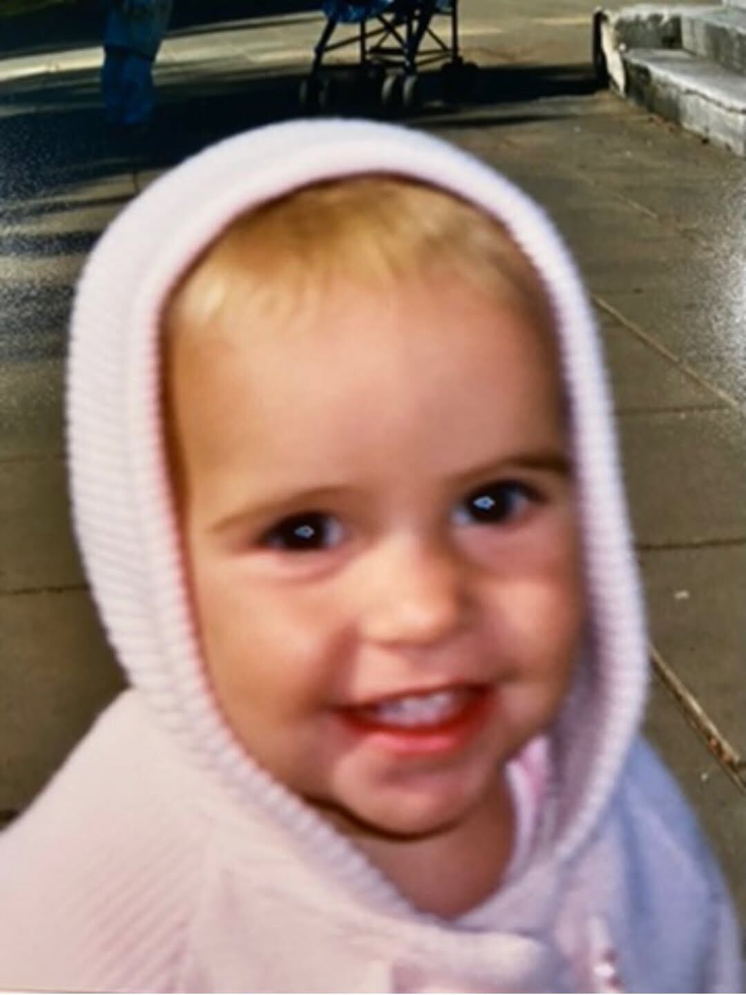 Una postal de sus primeros meses: sonrisa amplia y mirada curiosa