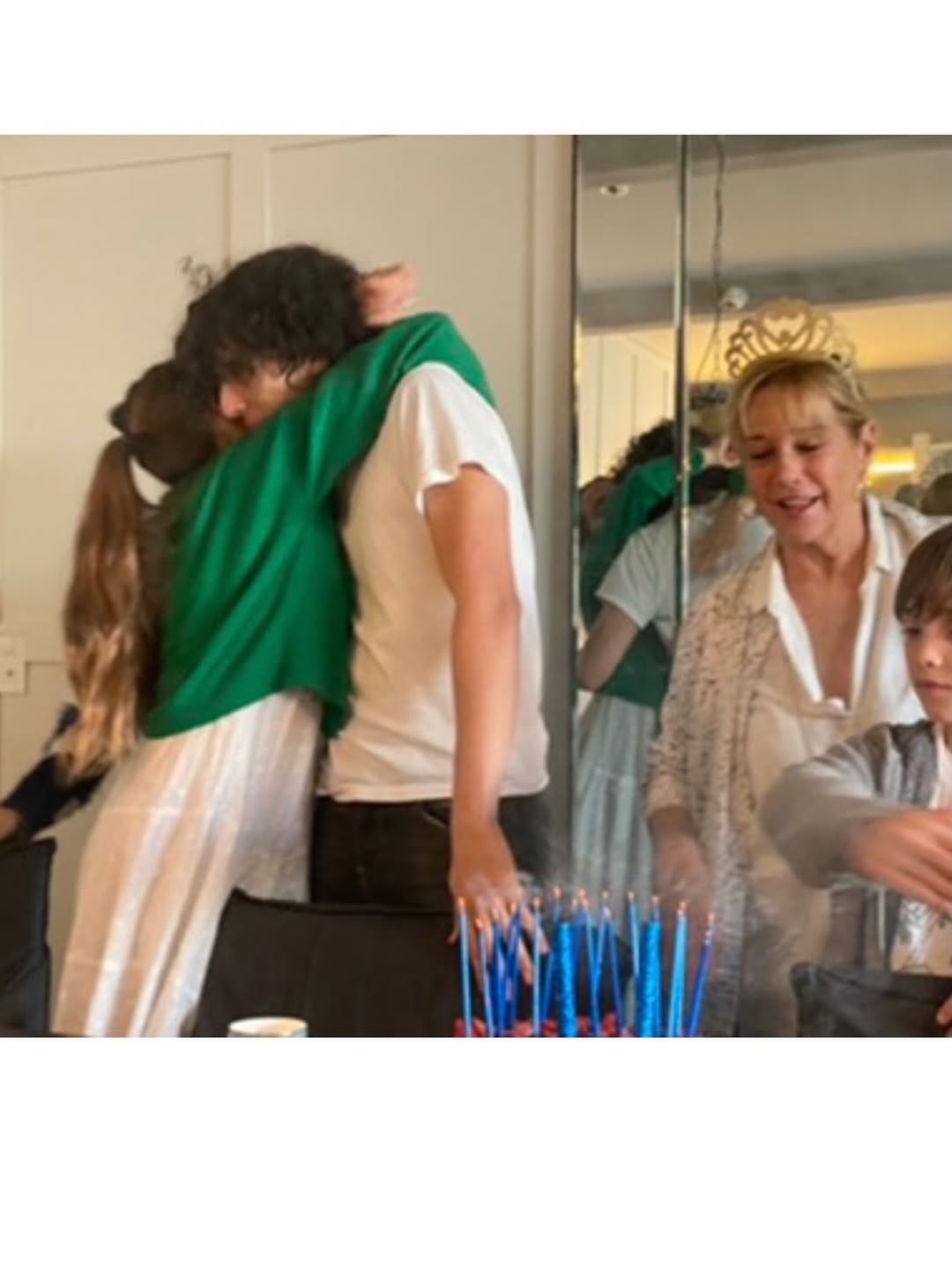 Durante un cumpleaños lleno de emoción, abrazos y deseos compartidos