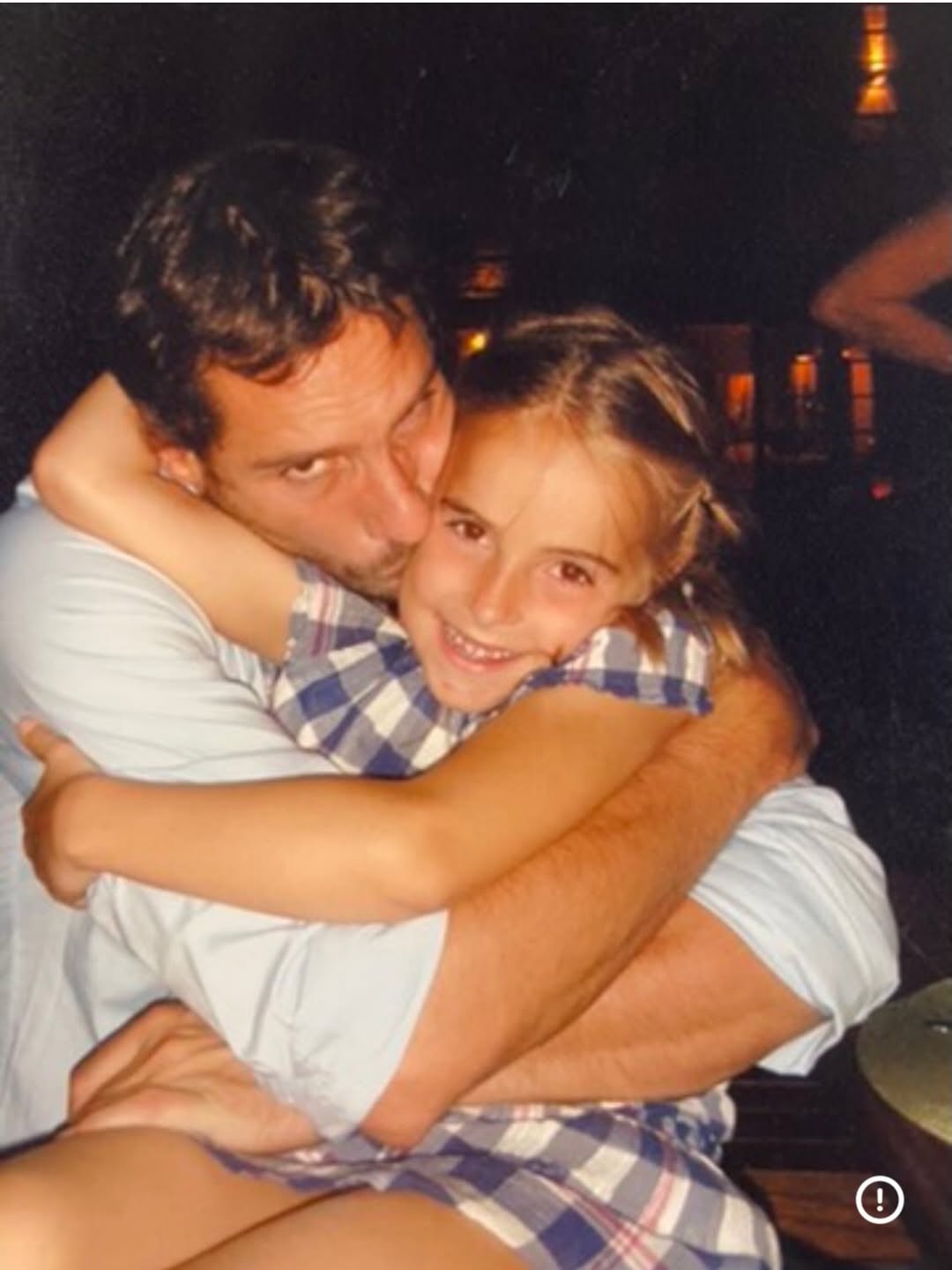 Un abrazo protector con Gonzalo Valenzuela, que refleja un vínculo profundo