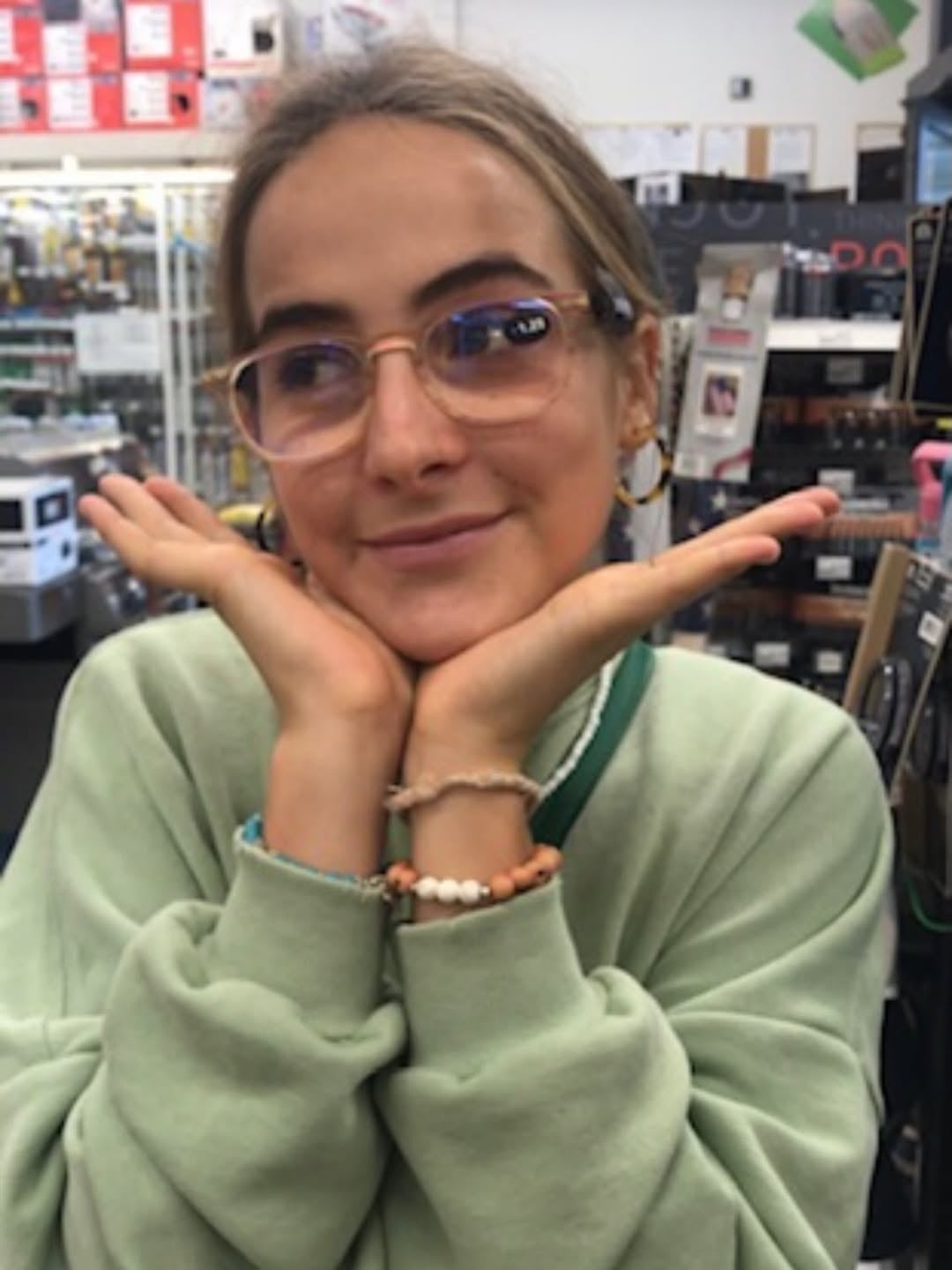 Posando con una sonrisa relajada en un local, en una escena cotidiana y espontánea