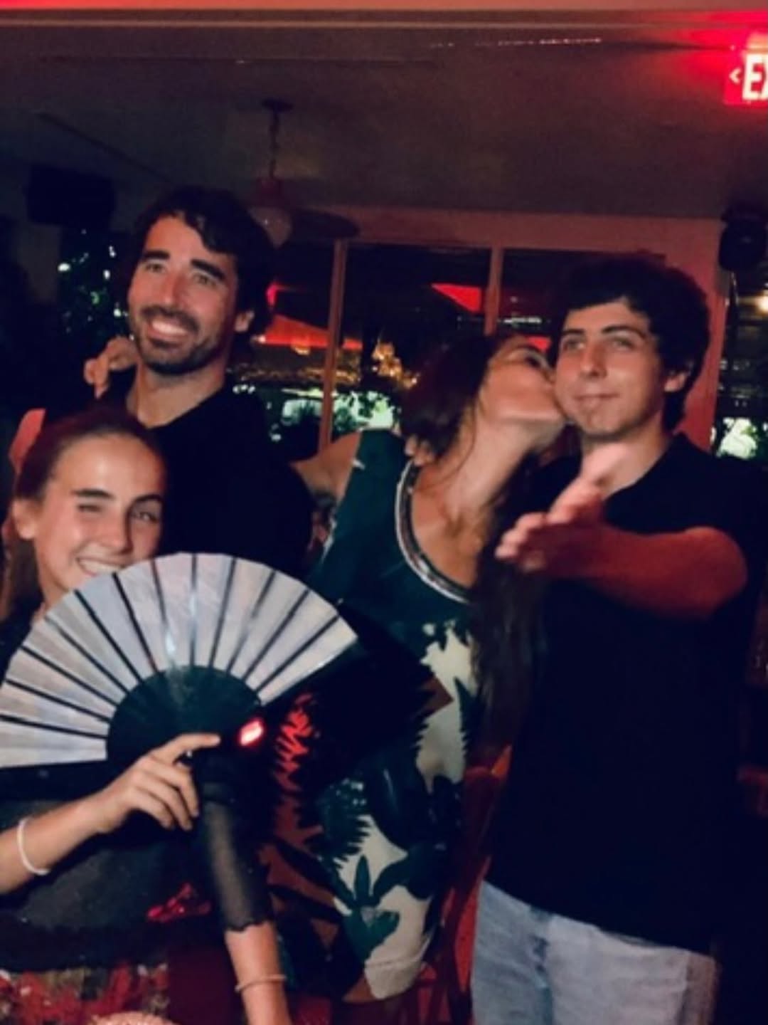 En una salida nocturna con sus tíos Nacho y Rocco y su mamá Juana, entre risas y complicidad