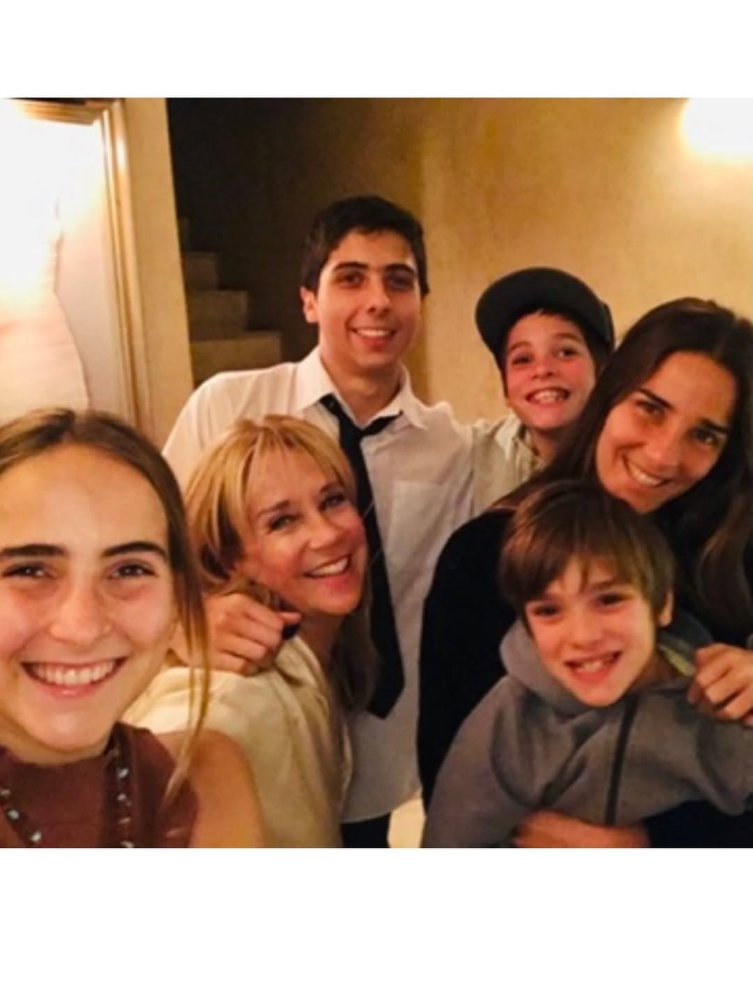 Rodeada de su familia en una reunión íntima