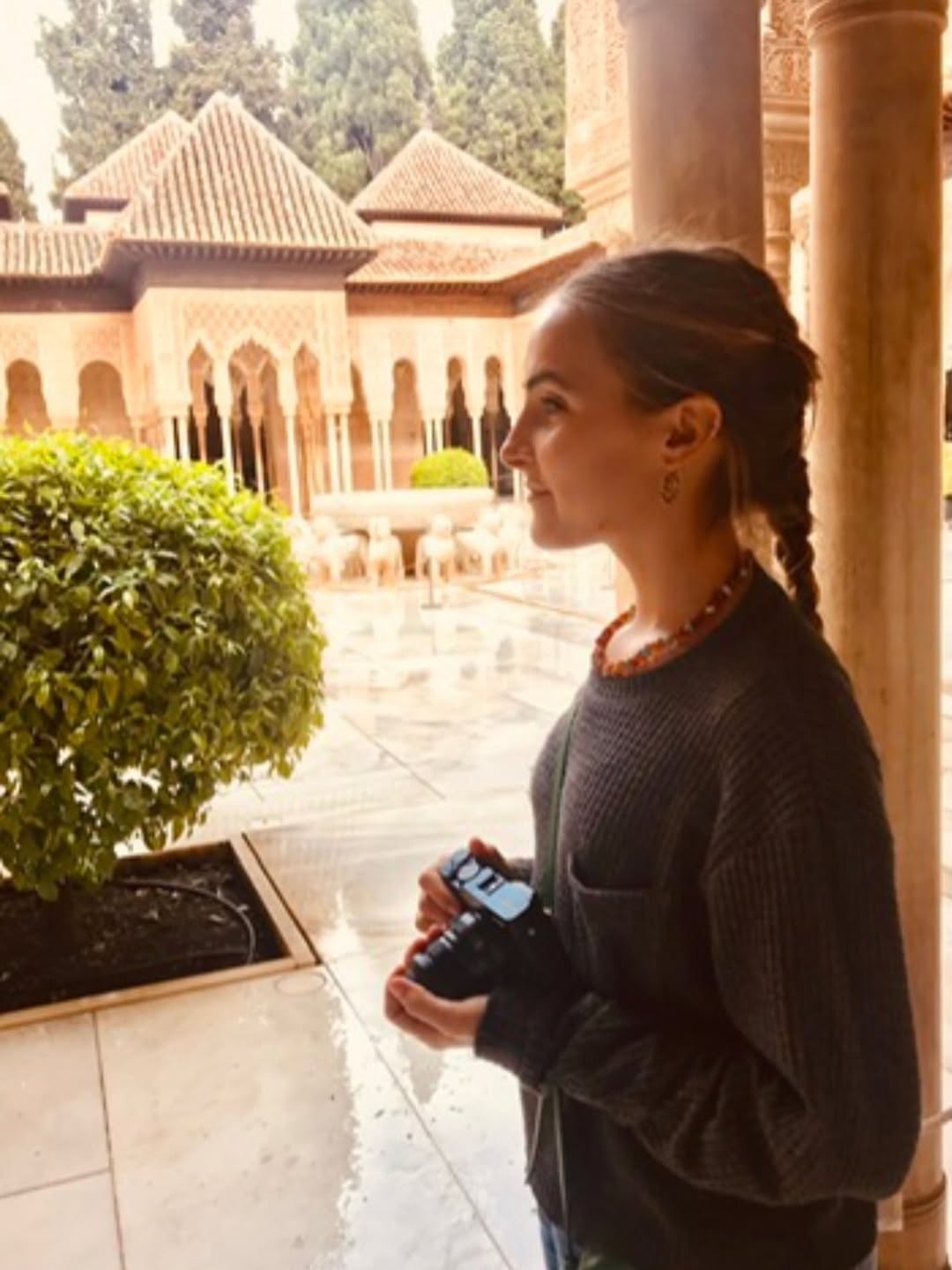 Recorriendo un patio histórico con cámara en mano