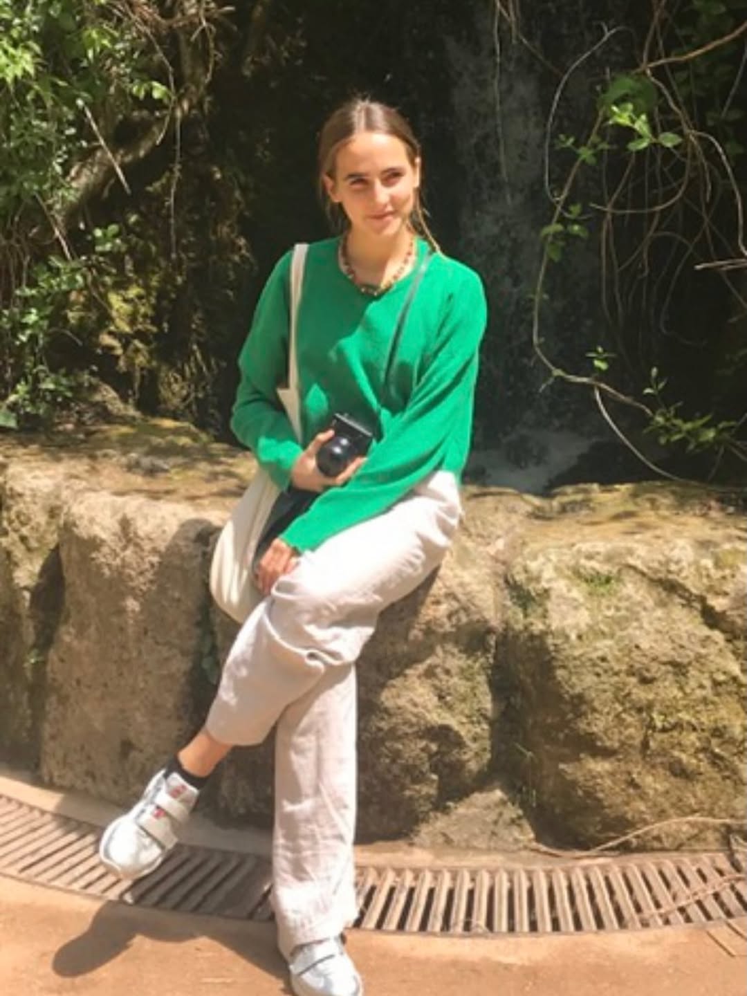 Sentada al sol, en un momento de descanso