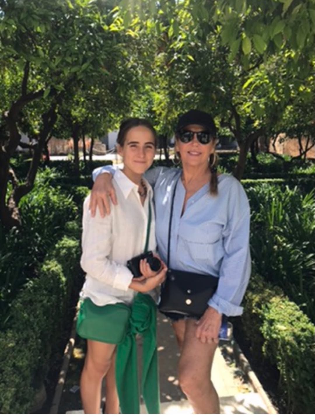 En un parque, abrazada a su abuela durante un paseo