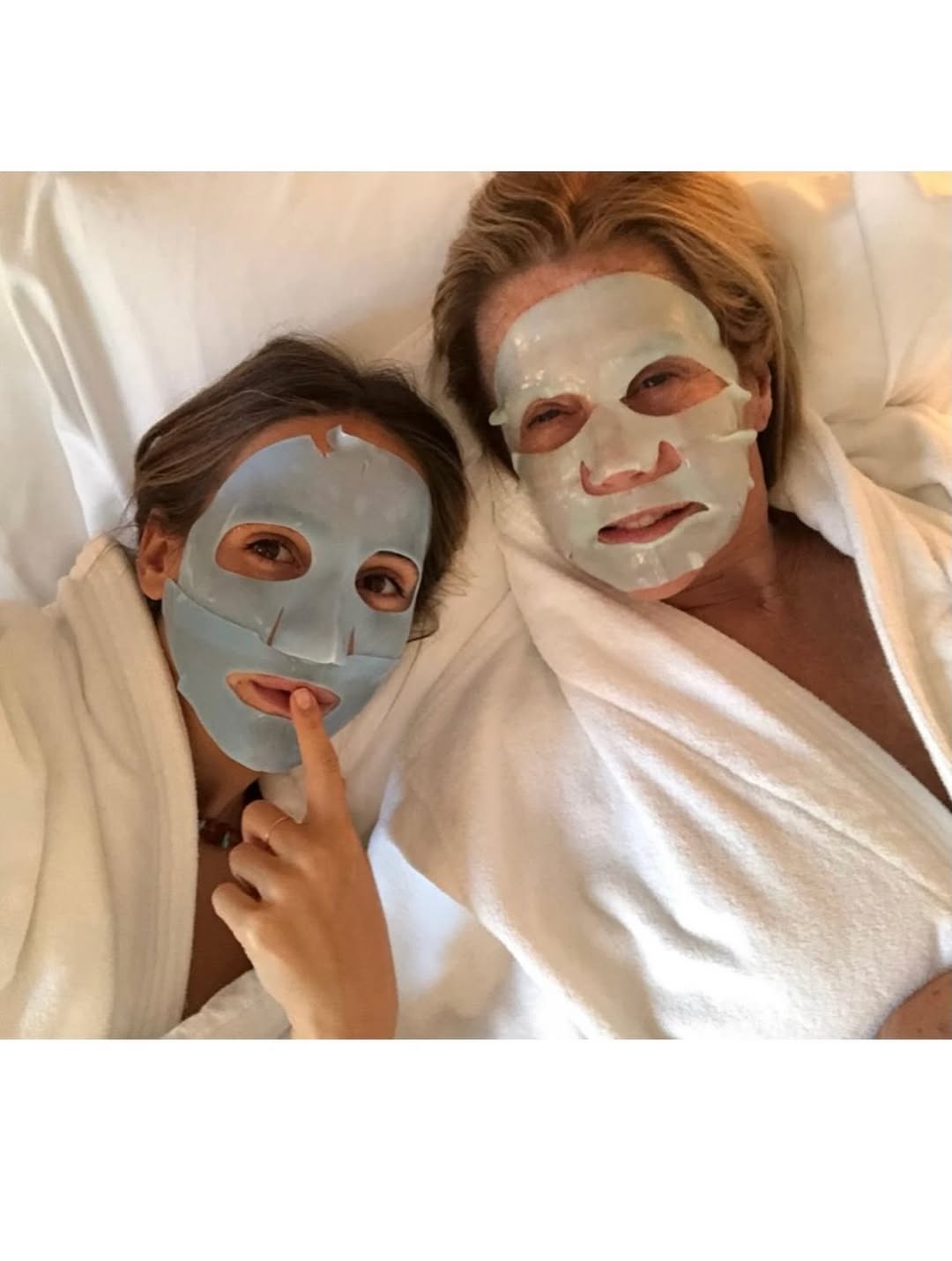 Relajándose con una mascarilla facial en una jornada de spa